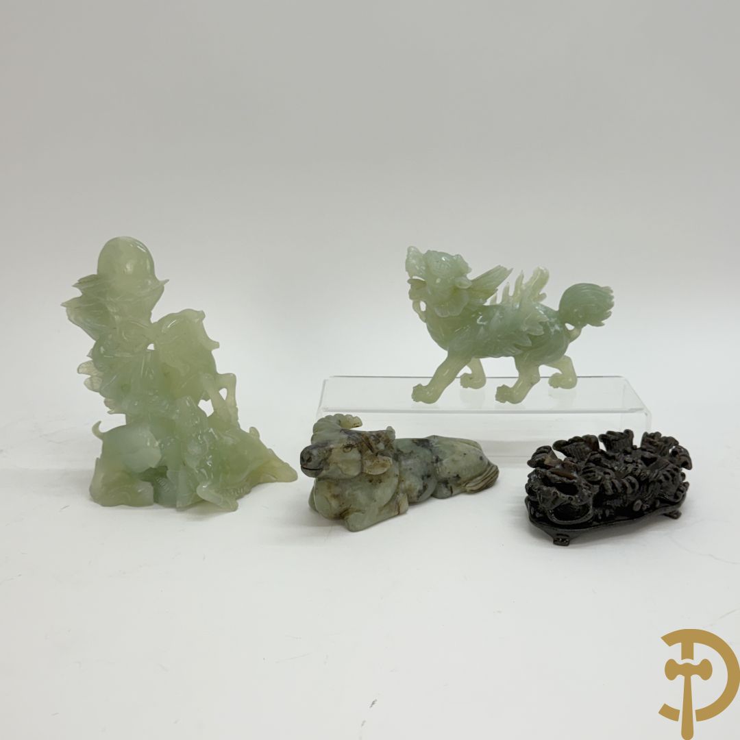 Drie Chinese handgestoken sculpturen van rammen en gevleugelde fo hond en in speksteen en jadeiet