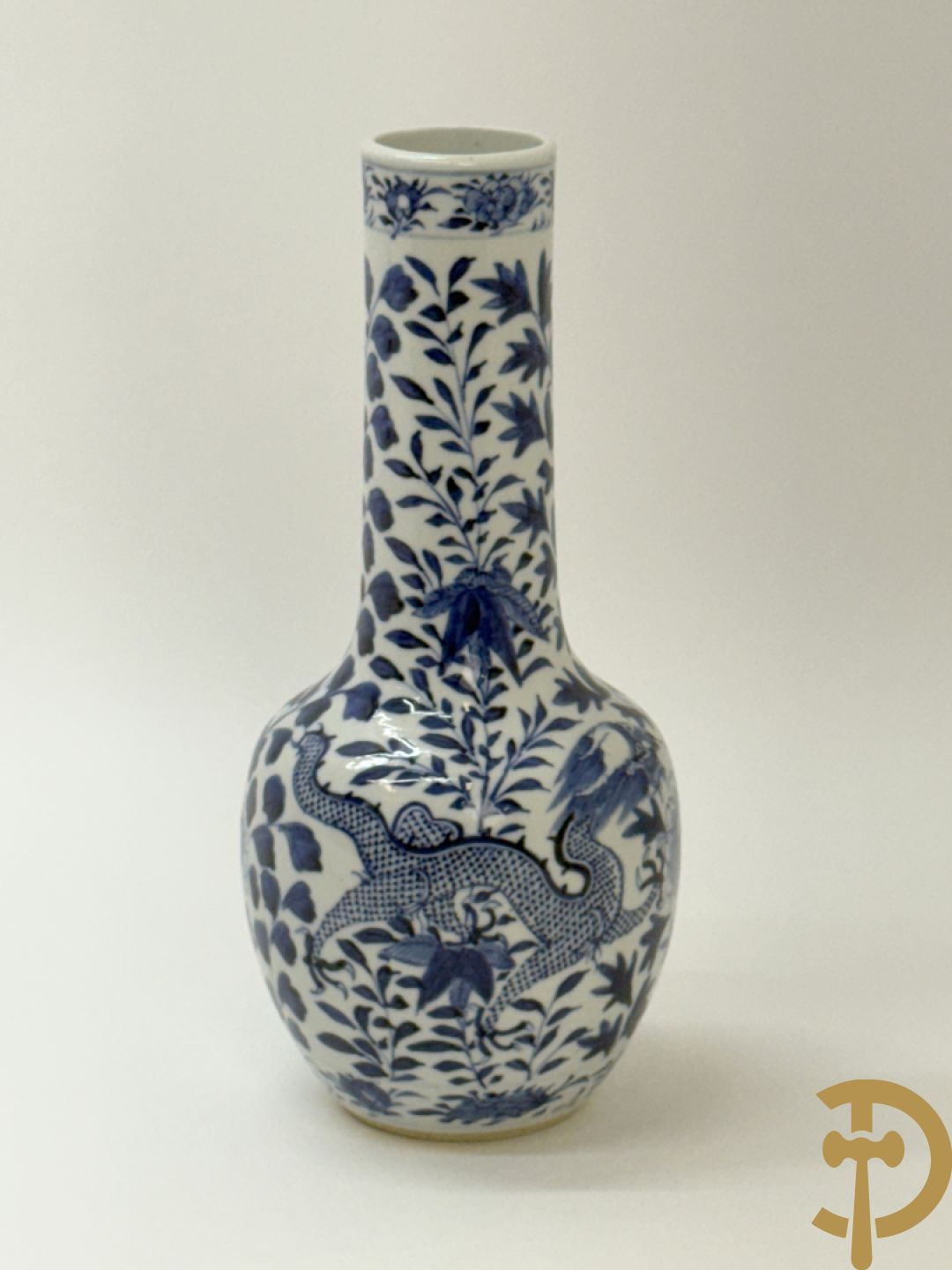 Chinees porseleinen kalebasvormig vaasje blauw/wit met bloemen en drakendecor, onderaan gemerkt