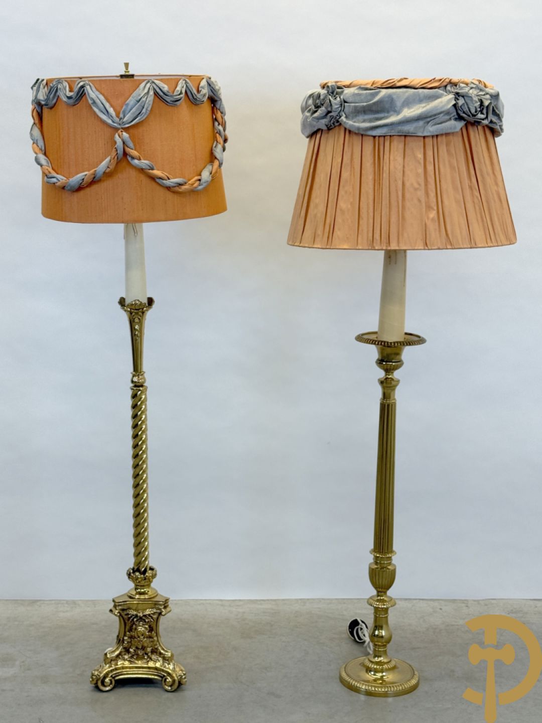 Bronzen staande koperen lampadaire op getorste voet + bronzen lampadaire op gecanneleerde voet