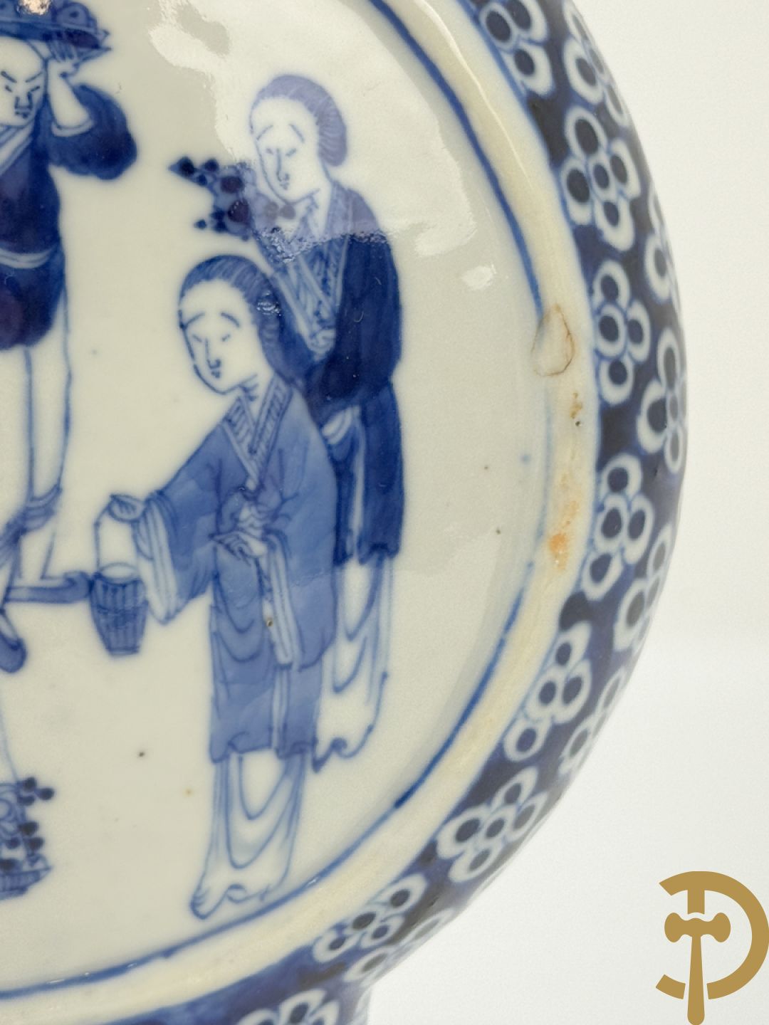 Chinese porseleinen maanvaas met geanimeerd decor
