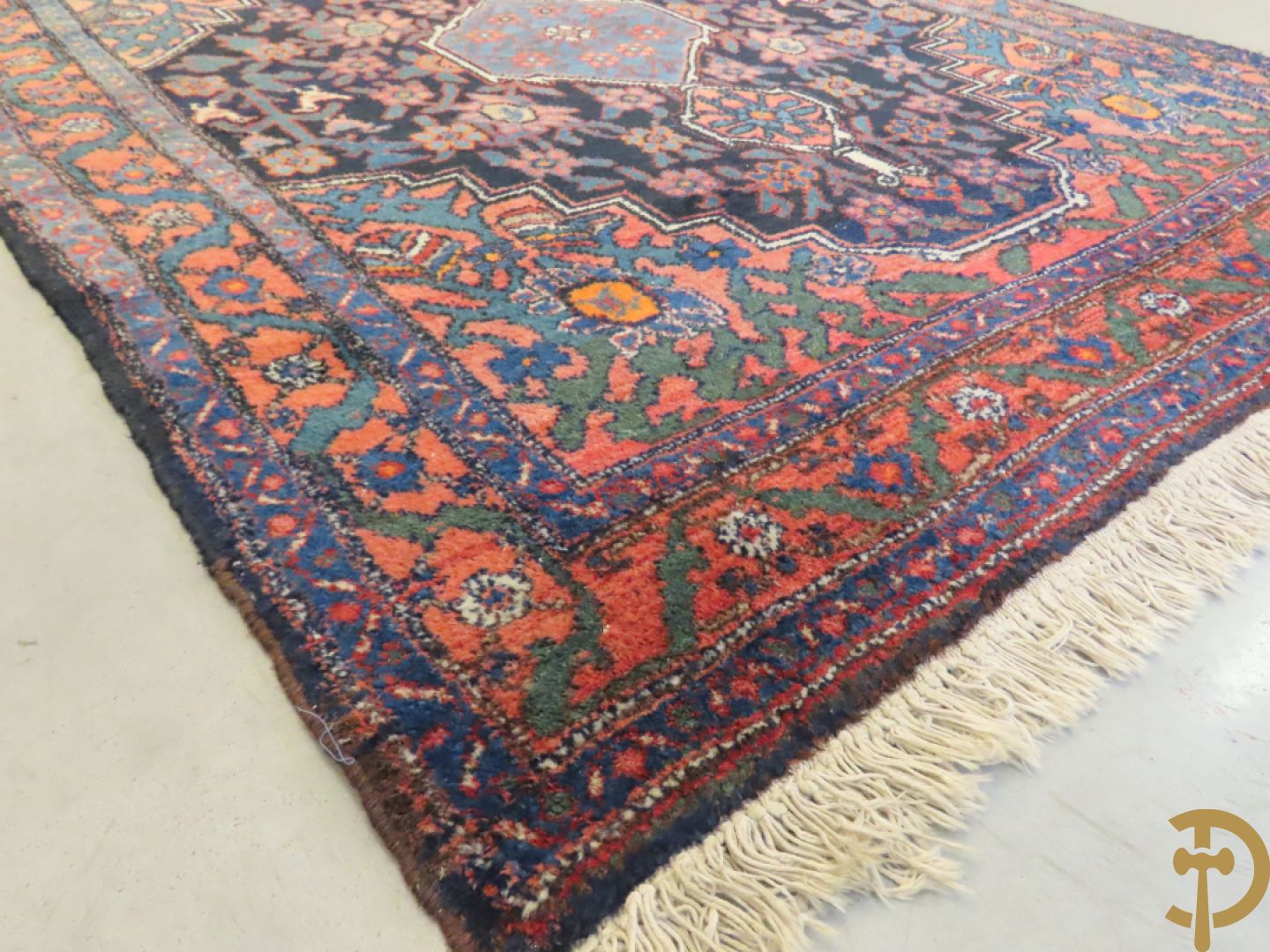Perzische handgeknoopte loper met geometrische patronen + Perzissch handgeknoopt tapijt Senneh + Oosters handgeknoopt tapijt met bloemendecor + bidtapijtje