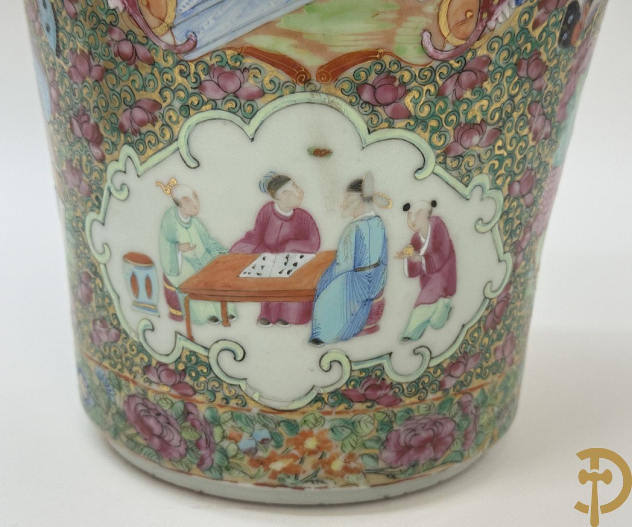 Paar Chinese porseleinen famille rose Kanton vazen met geanimeerd decor en zijdelings met fo honden