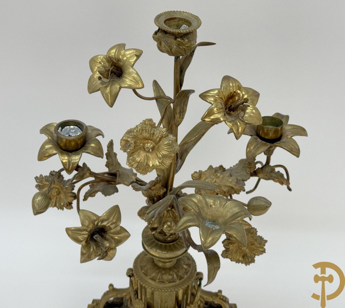 Paar bronzen kandelaars met guirlande en bloemenmotieven