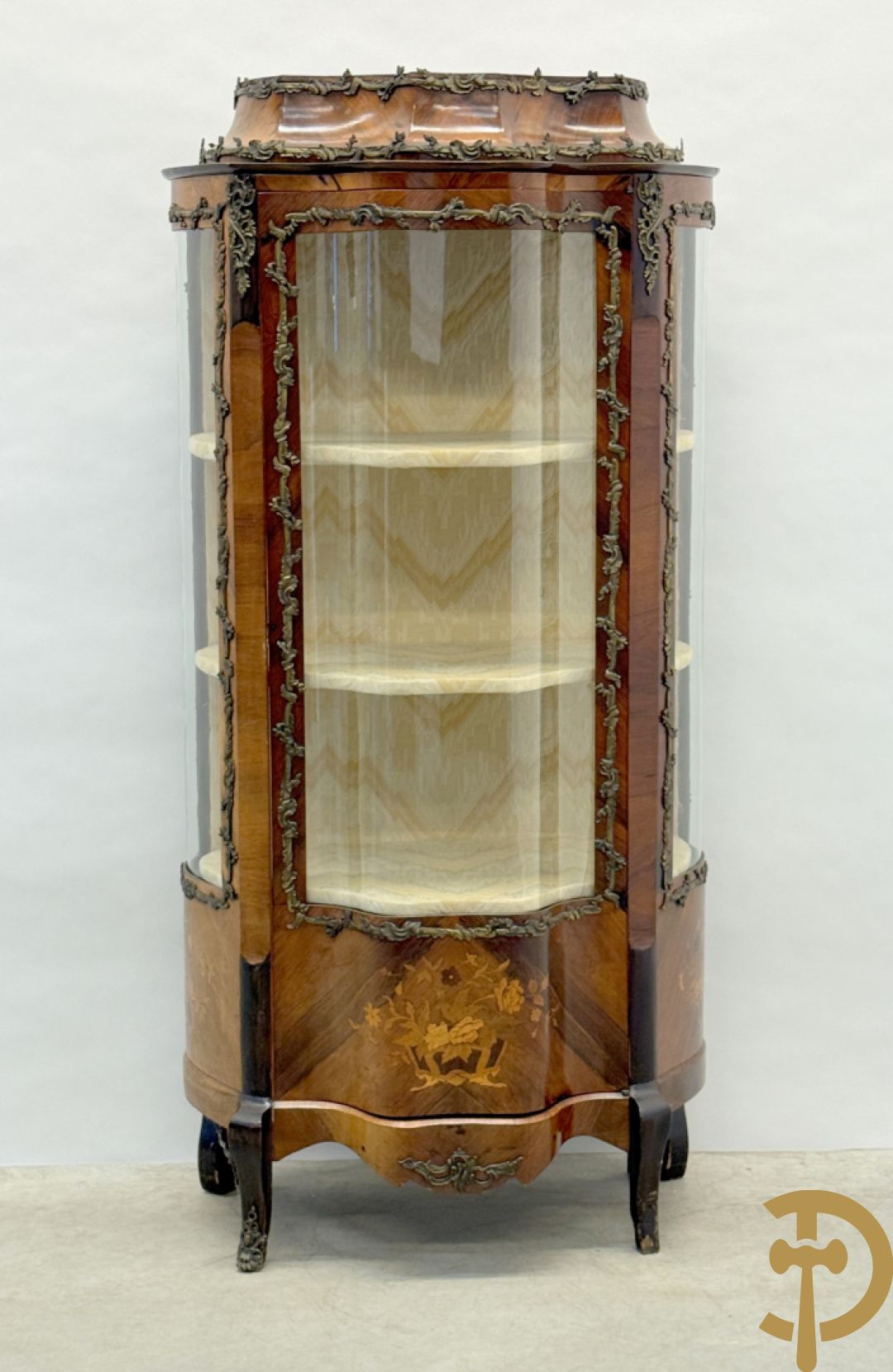 Notelaren Louis XV vitrine met gebogen glas, bezet met bronsbeslag en onderaan met bloemenmarketterie
