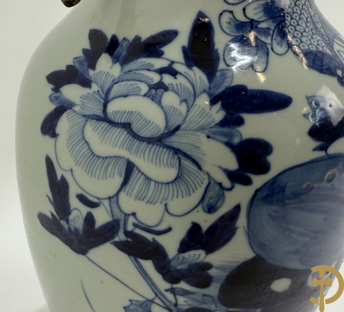 Twee Chinese porseleinen celadonvazen met blauw wit bloemen en vogeldecor + cachepot met vazendecor