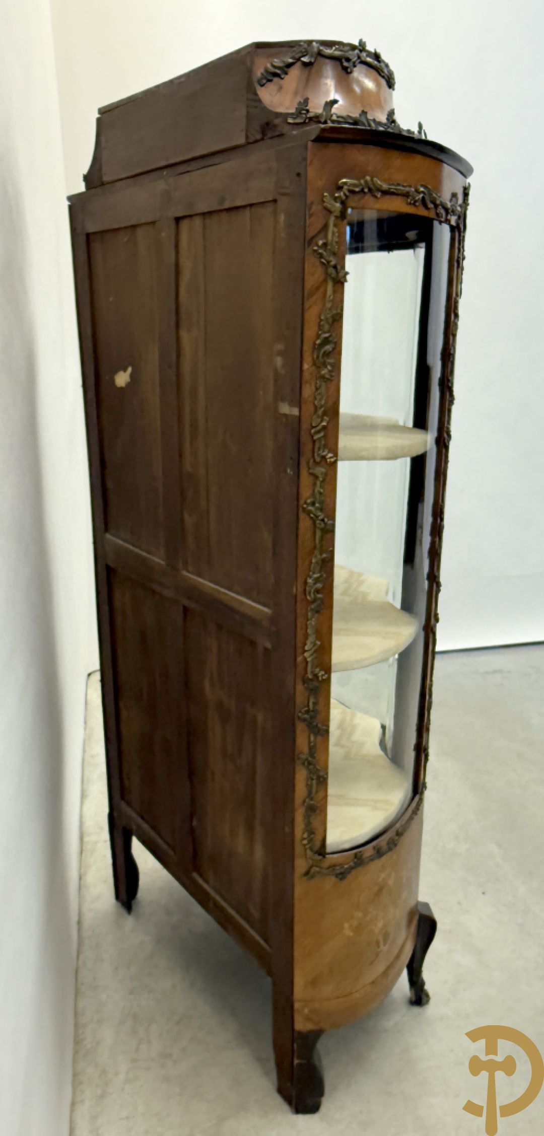 Notelaren Louis XV vitrine met gebogen glas, bezet met bronsbeslag en onderaan met bloemenmarketterie