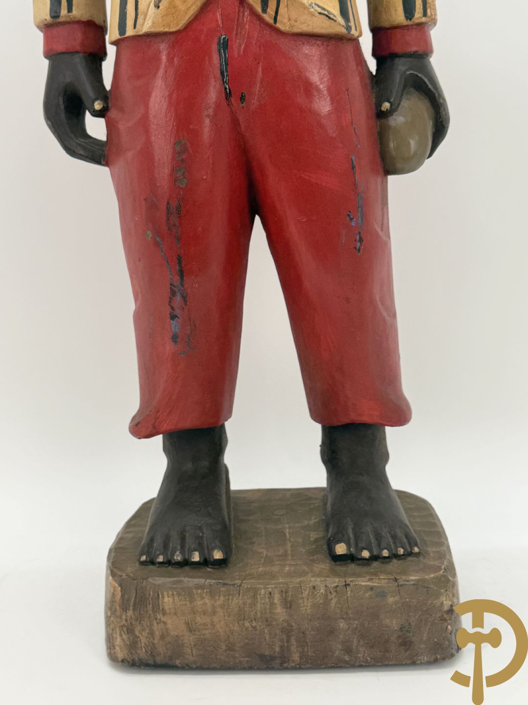 Houtgesculpteerd beeld van staande man