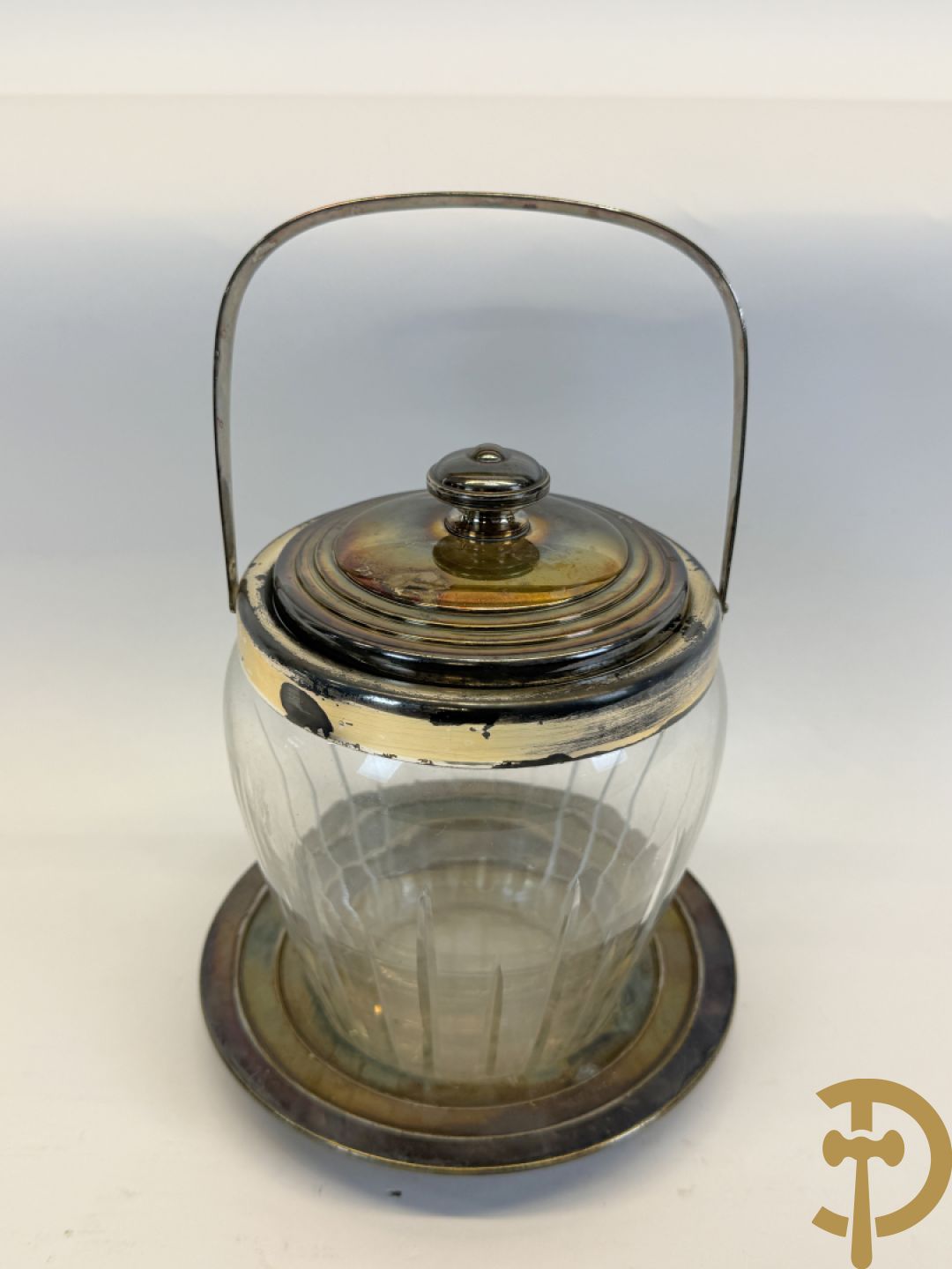 Vijf verzilverde theekannen, 2 verzilverde samovar en verzilverde suikerpot
