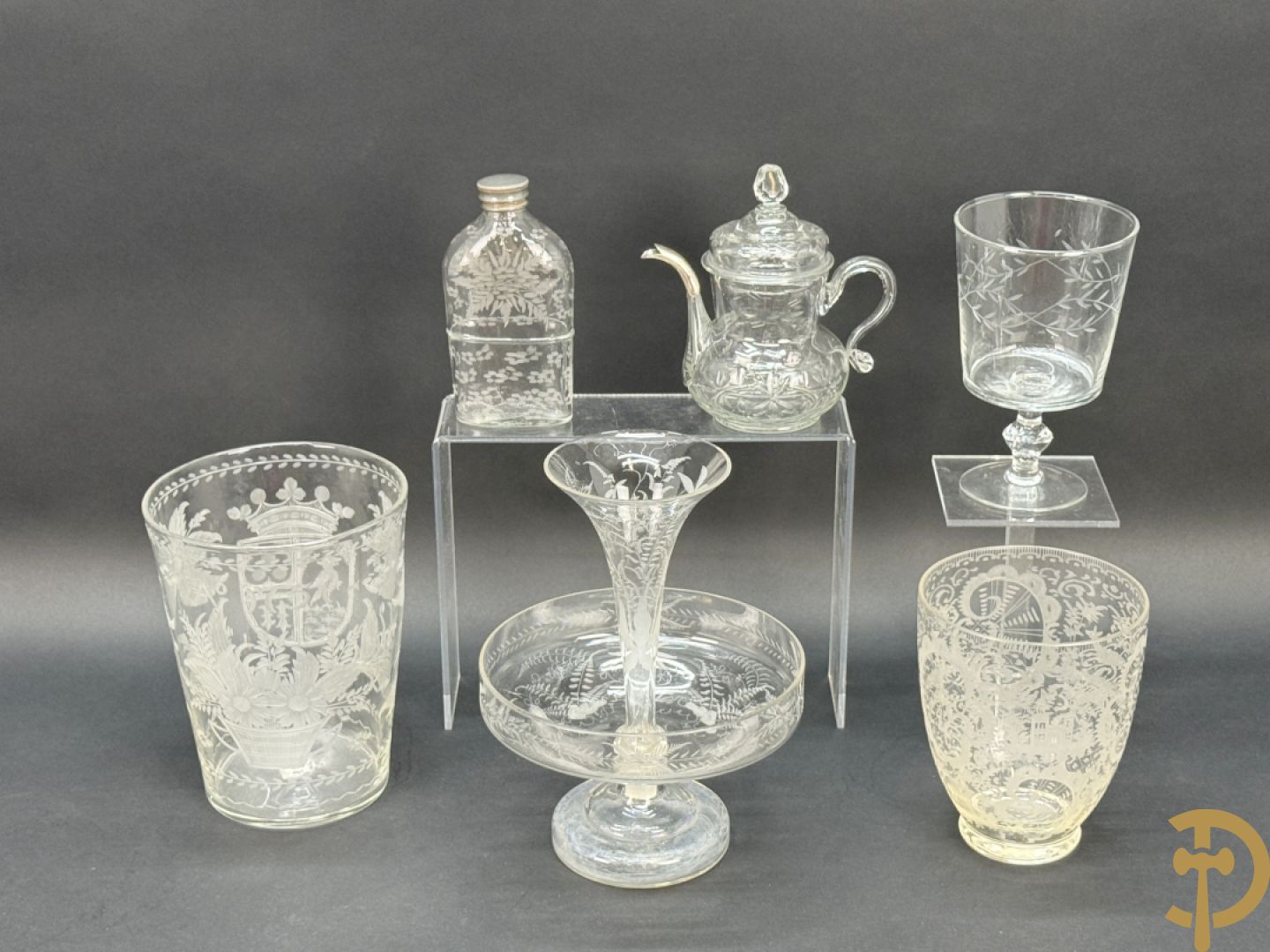 Handgeslepen flessenhouder met dubbel decor van wapenschild en geëtst bloemendecor, gedateerd 1751 + schenkkan met zilveren tuit + 2 coupes + pique fleur + veldfles