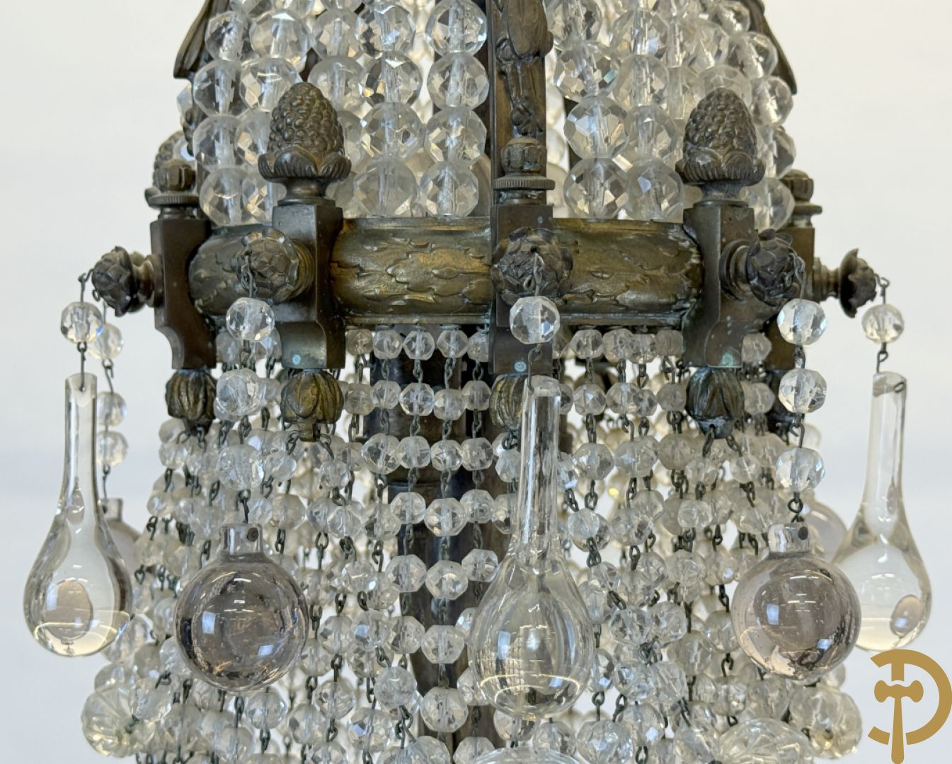 Grote bronzen kasteelluchter Sac-à-perles, Louis XVI stijl, met 5 armen telkens met 3 kaarsen