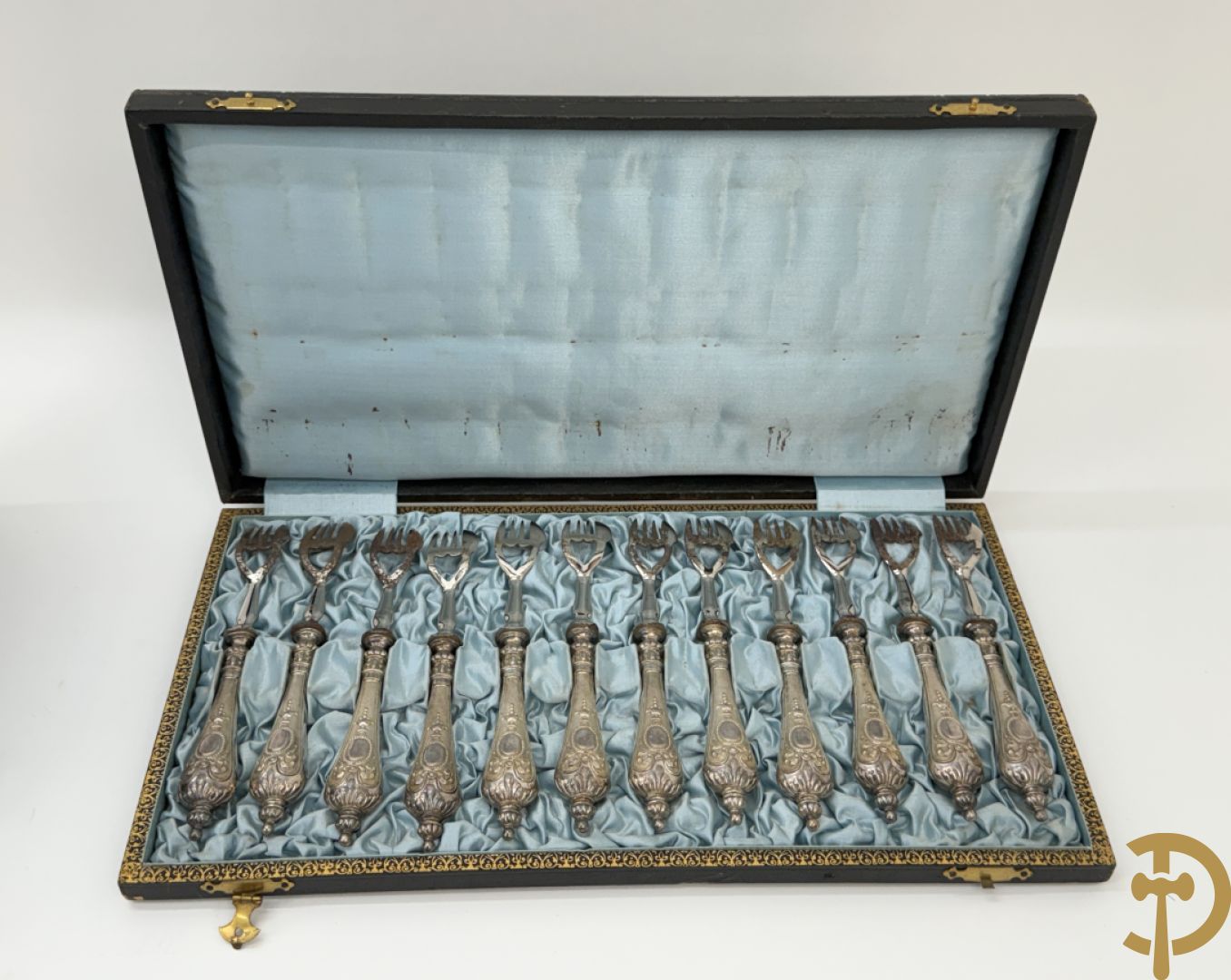 Schrijn met 12 dessertvorkjes met massief zilveren handvat (oxidatie) + 9 kleine massief zilveren vorkjes (150 gram) + 8 massief zilveren dessertvorkjes en 2 massief zilveren dessertlepels (228 gram) + schrijn met klein wildbestek en 3 vorkjes + 8 massief zilveren vergulde mokkalepels Wolfers (144 gram)