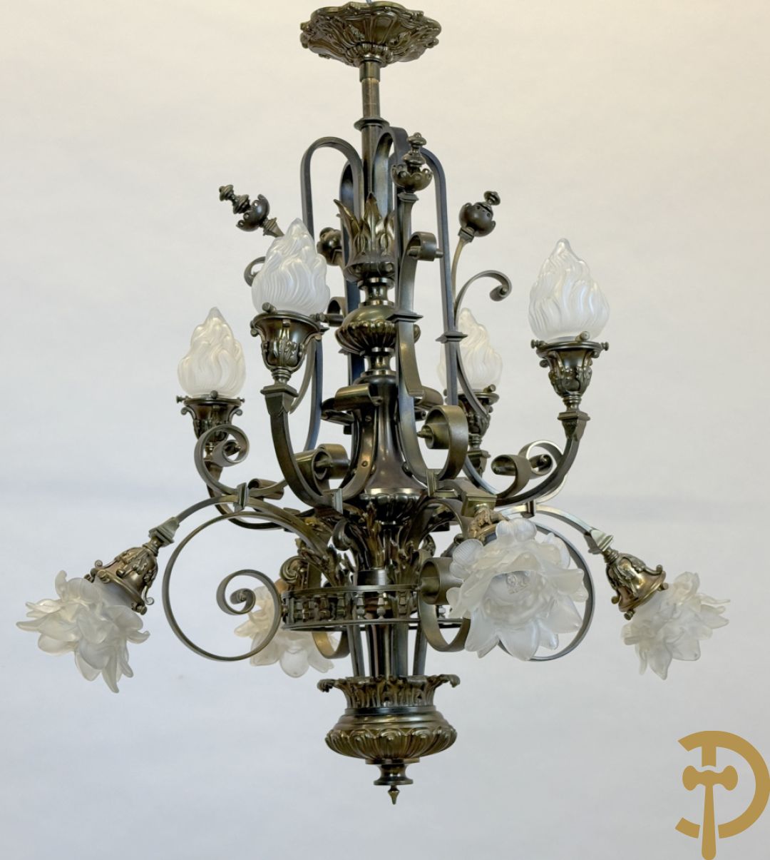 Massieve bronzen luchter met 8 lichtpunten en bezet met accanthusranken