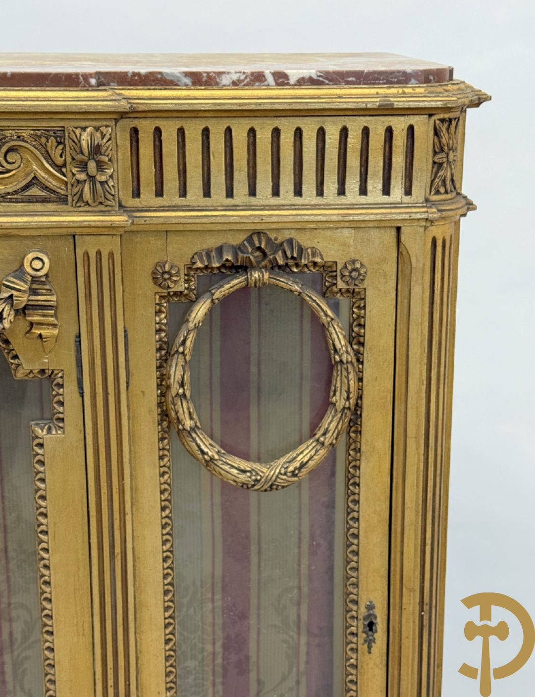 Vergulde Louis XVI vitrine met 3 deuren, cannelures en guirlandes - bovenaan met marmeren blad