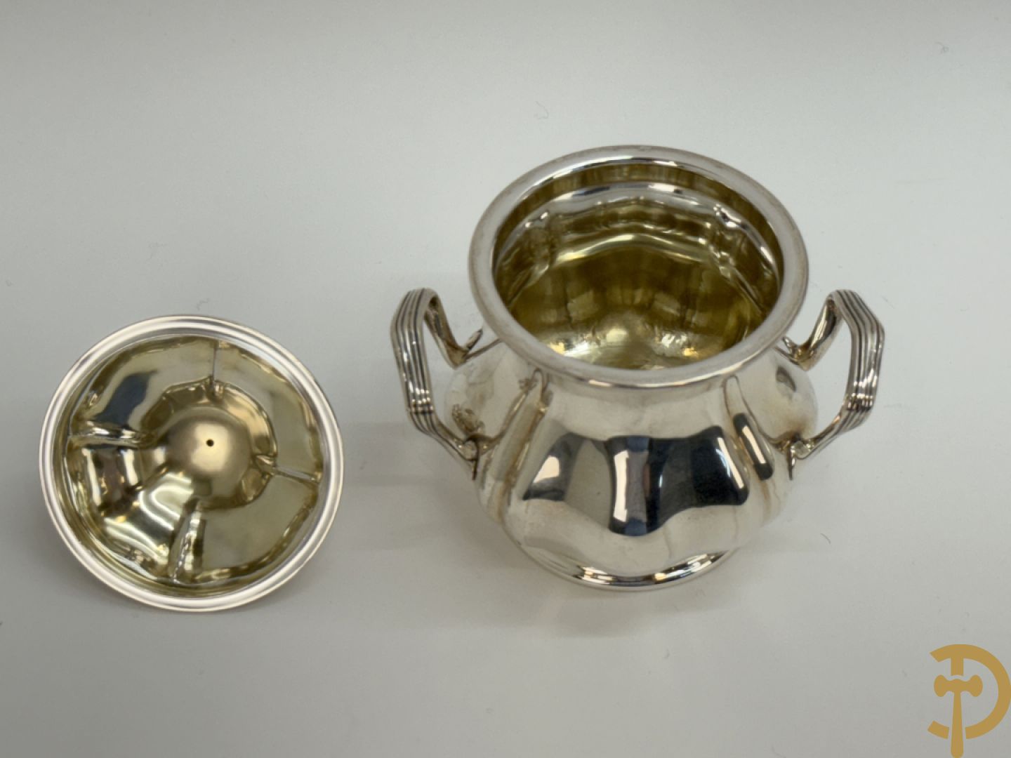 Massief zilveren koffieset bestaande uit koffiekan, theekan, melkkan en suikerpot op ovale opdienschotel, Delheid A835 gemerkt