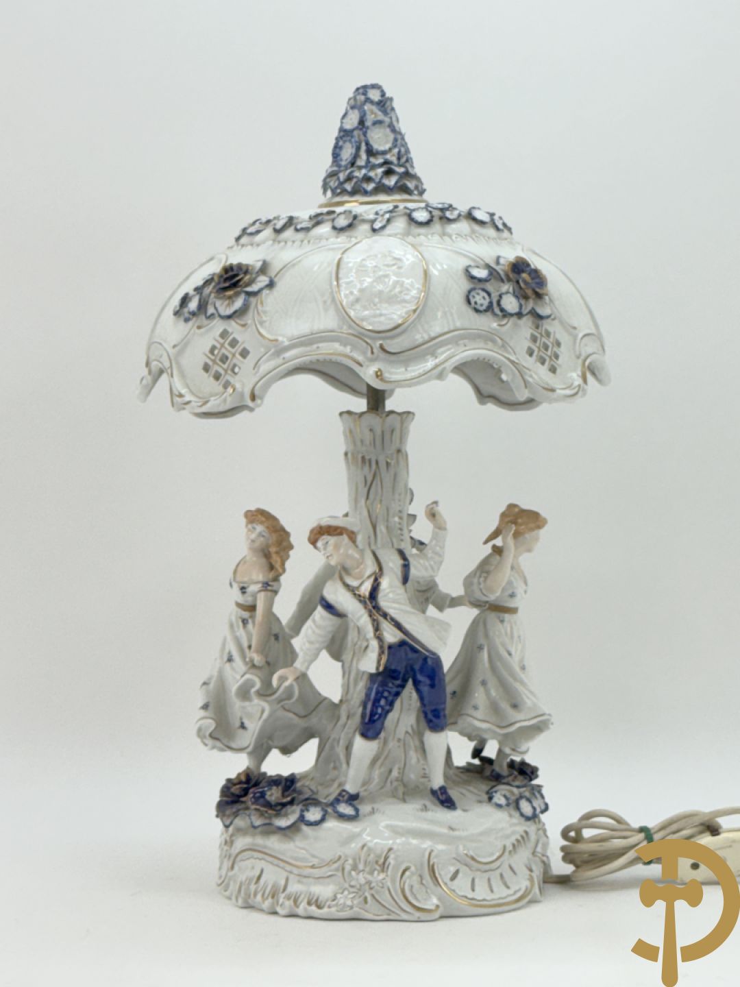 Porseleinen lampadaire met 4 dansende figuren, bovenaan met bloemenknop bezet