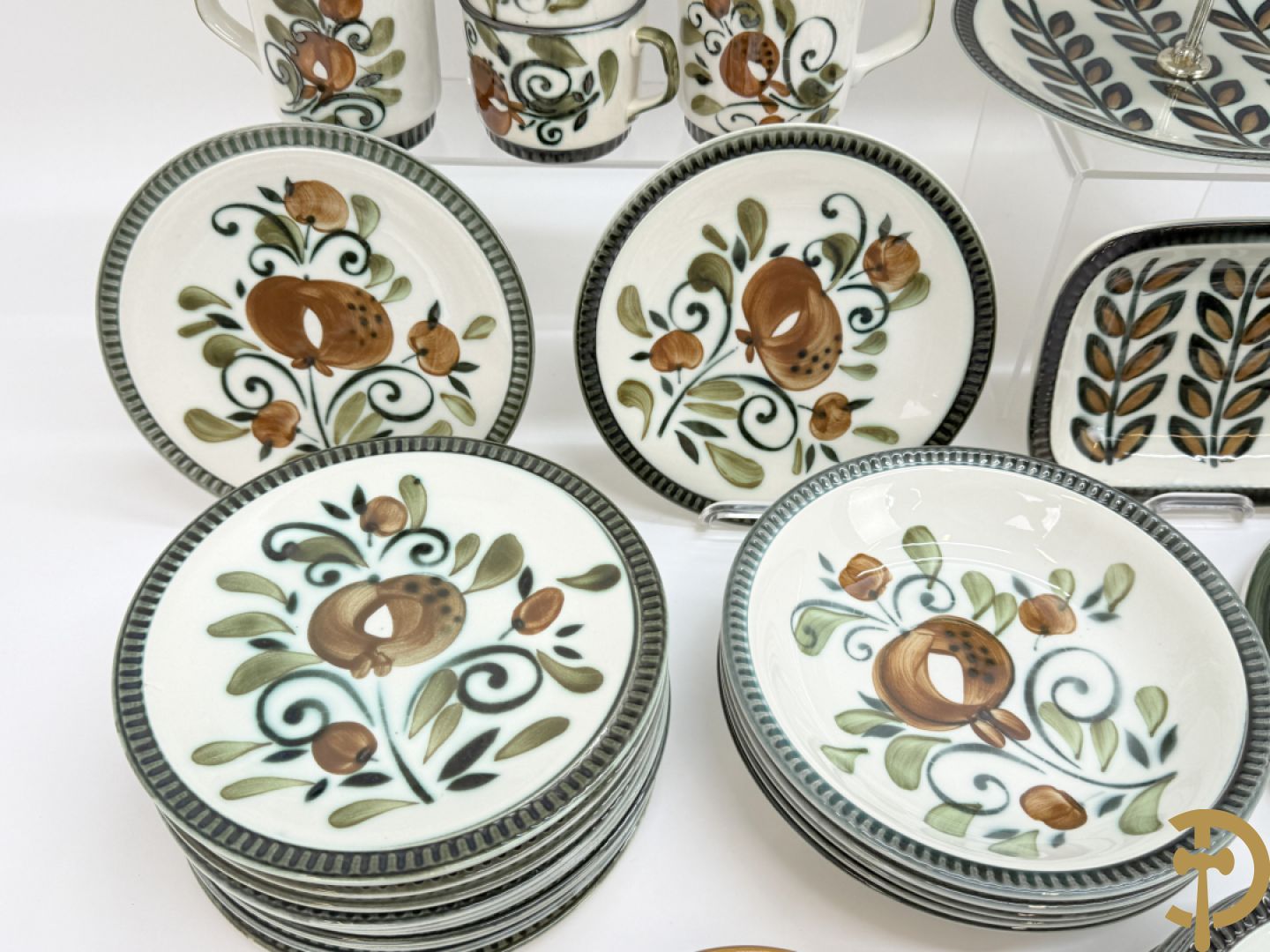 Handbeschilderd vintage porseleinen Boch serviesgoed bestaande uit onderdelen van Ramboulet, in the Mood en Argenteuil