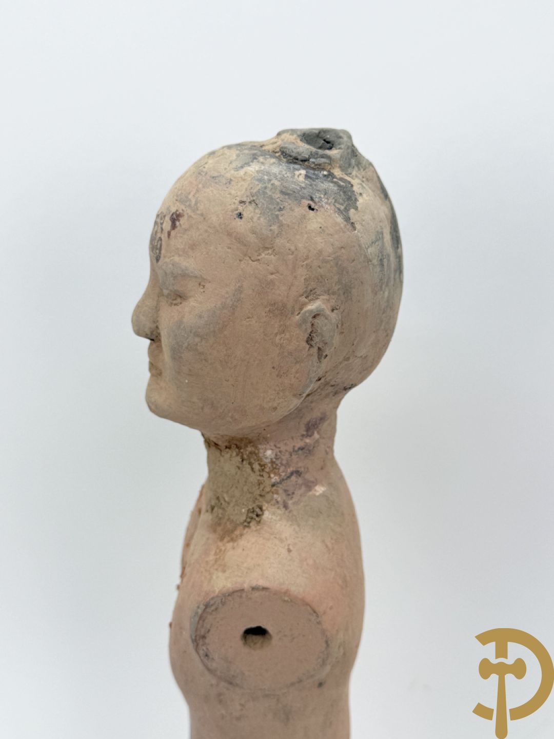 Terra cotta figuur van een Chinese staande man, Han dynastie, tussen 202 voor Christus en 240 na Christus, grafvondst uit Xian bij aanleg van de luchthaven