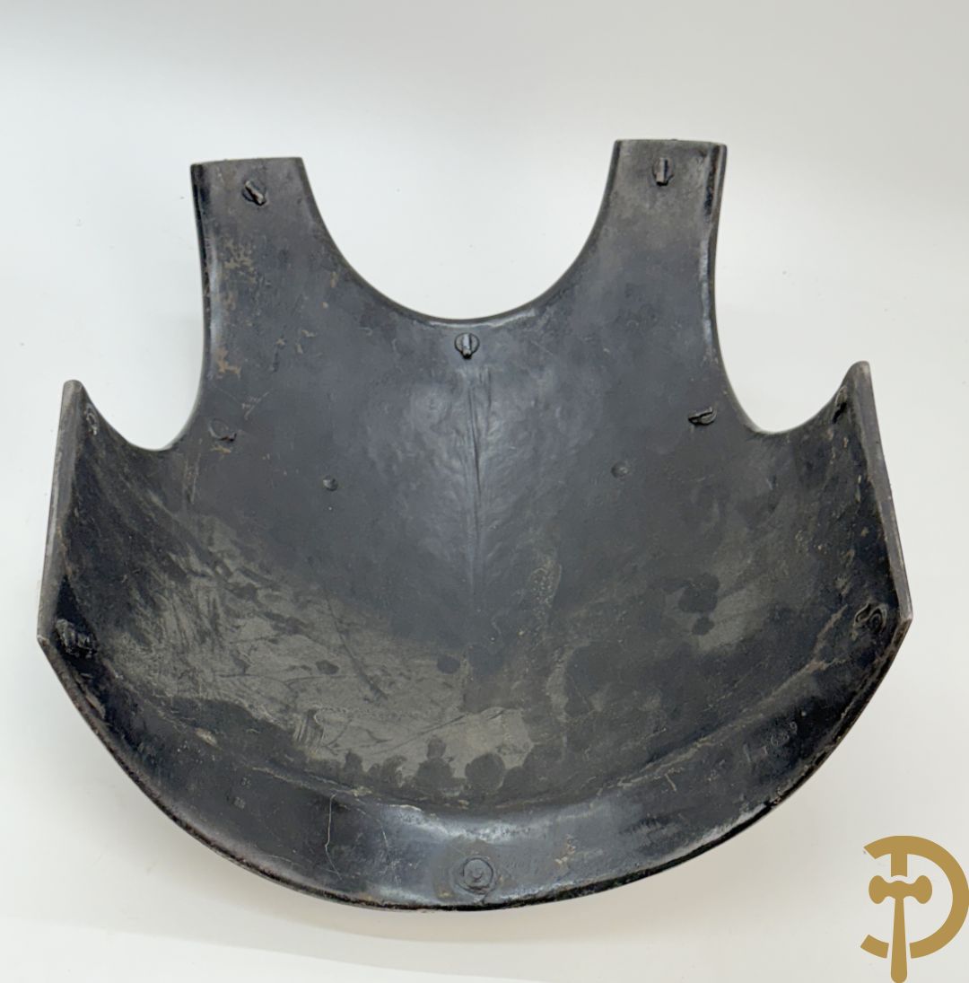 Frans metalen borststuk/ kuras voor de cavalerie met lederen riem en koperen stukken, Manufacture de Klingenthal 1828, 19e