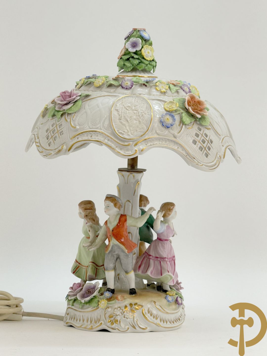 Porseleinen lampadaire met dansende figuren, bovenaan met porseleinen kap bezet met bloemmetjes