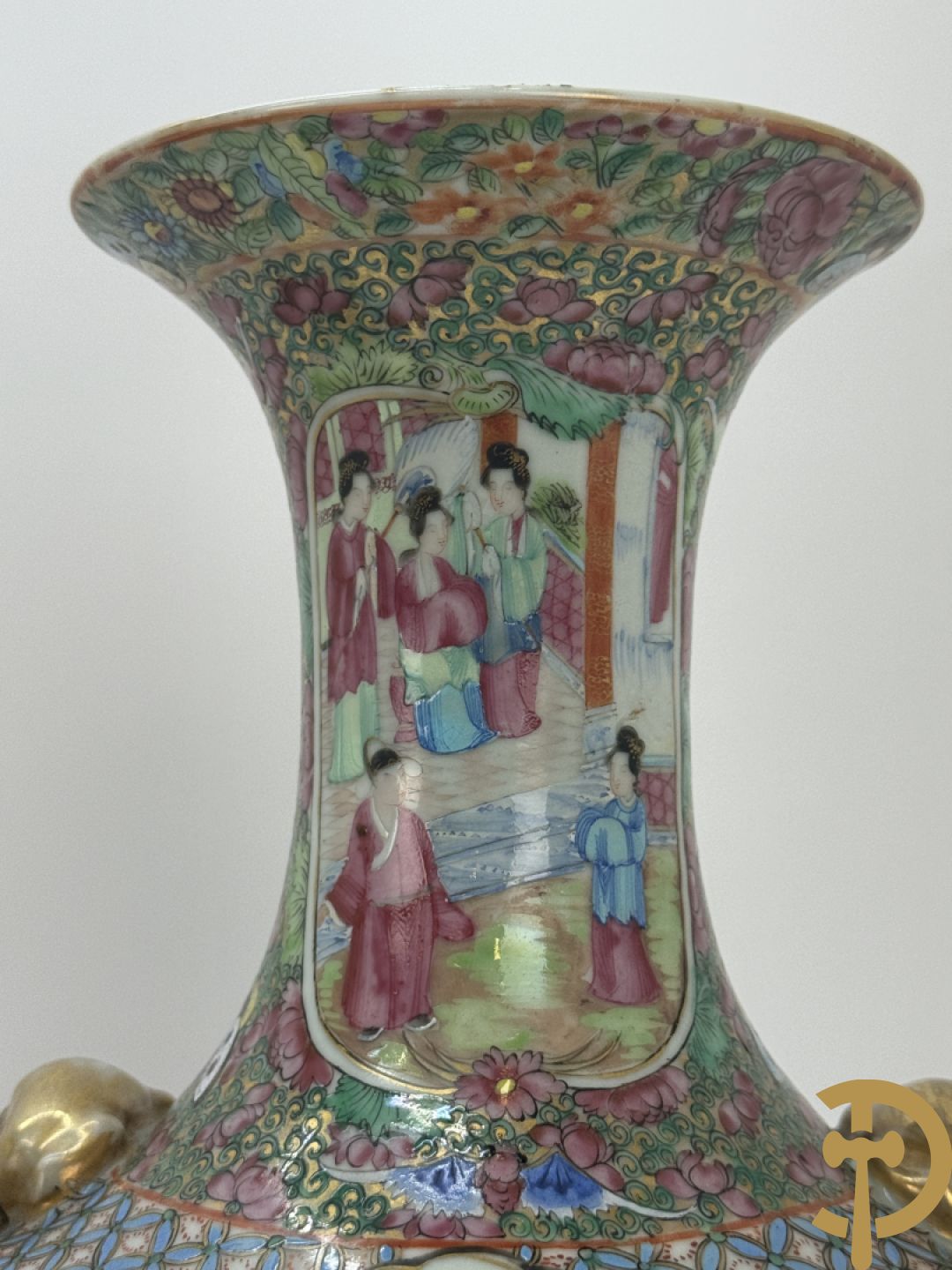Paar Chinese porseleinen famille rose Kanton vazen met geanimeerd decor en zijdelings met fo honden