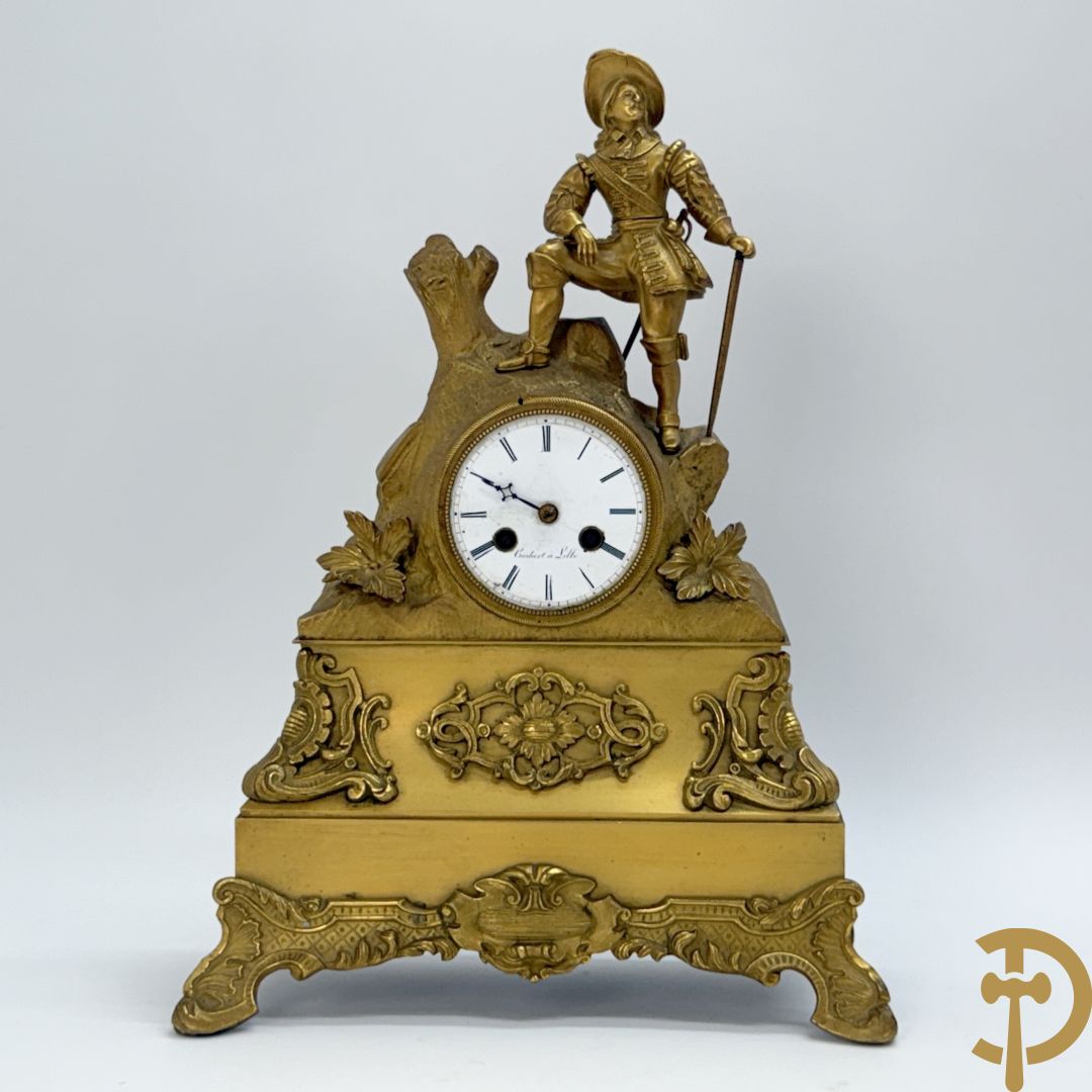 Vuurvergulde bronzen schouwpendule met musketier bekroond, getekend Cadart à Lille