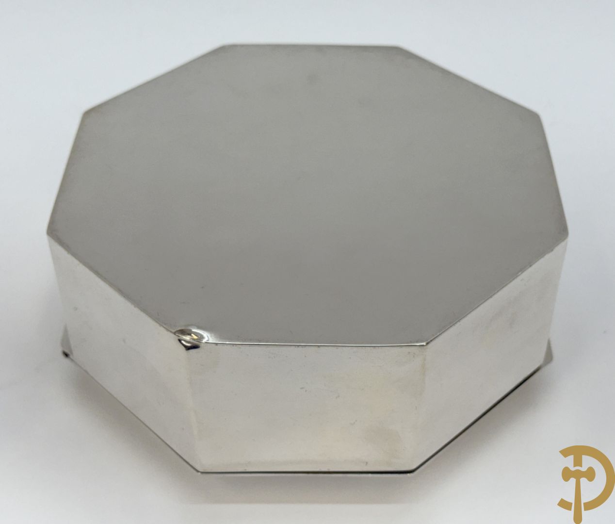 Massief zilveren openklapbare achthoekige box met bijhorende onderschaal, gemerkt Delheid