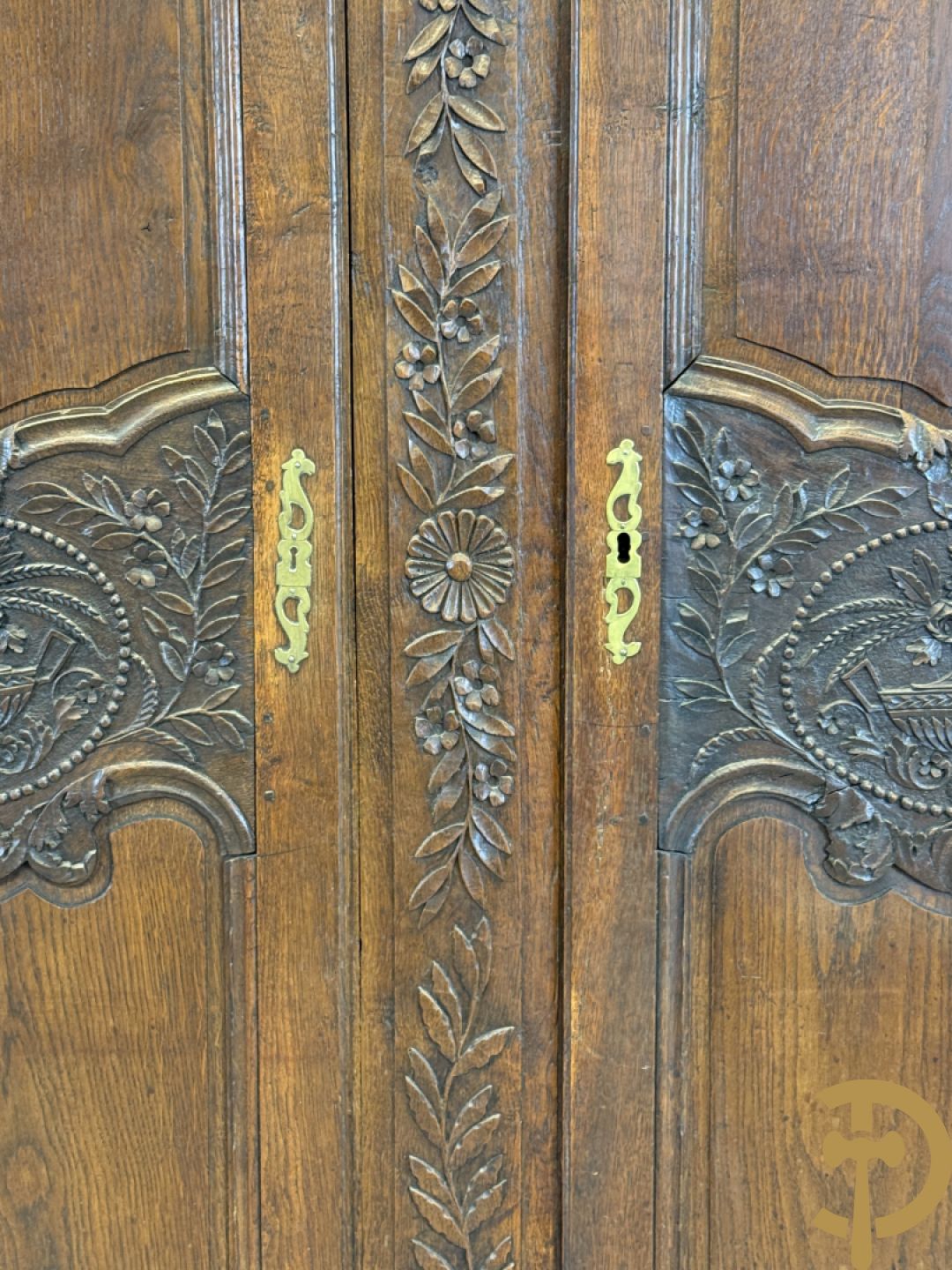 Massief eiken bruidskast met bloemensculptuur opzij, accanthusranken en bekroond met bloemenkorf