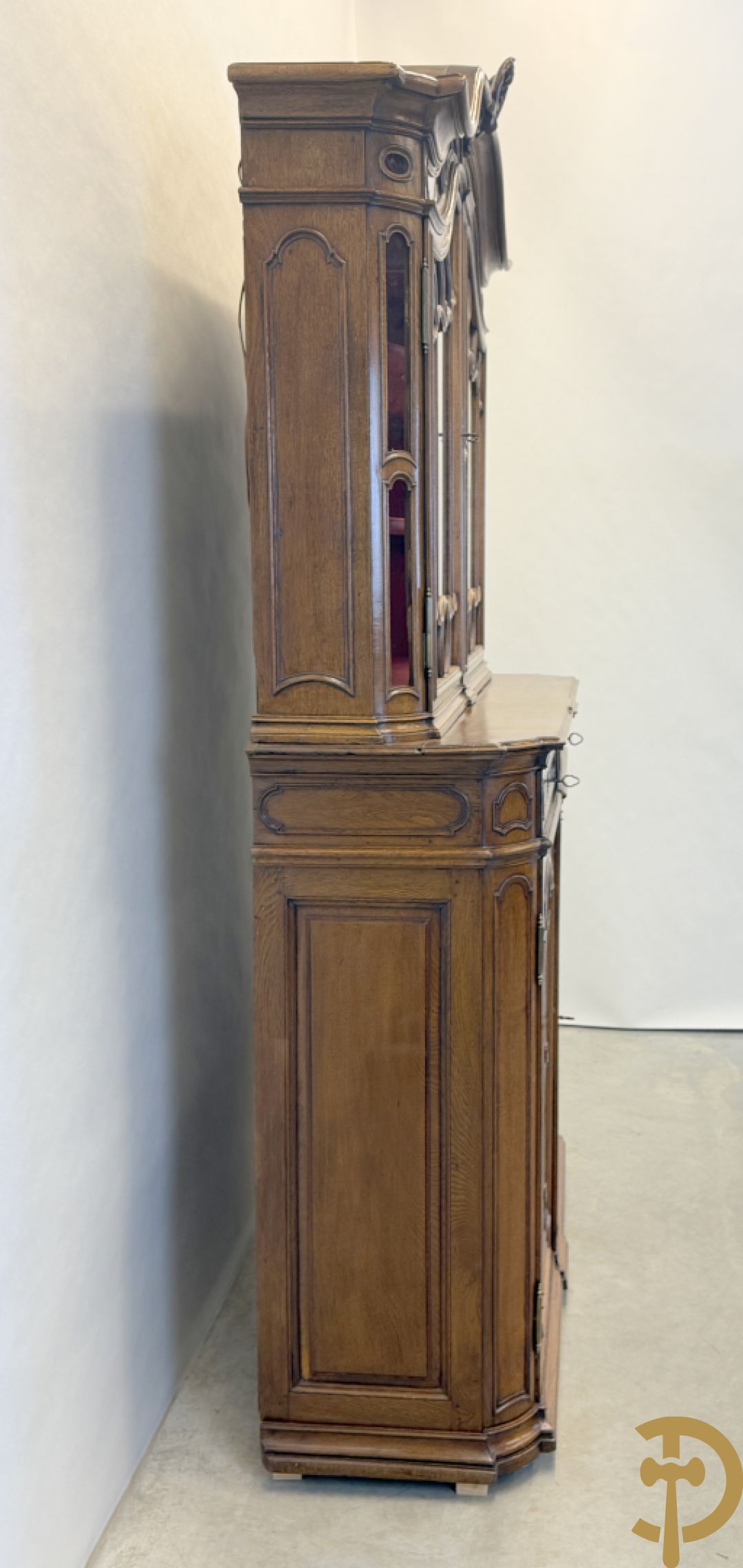 Massief eiken Luikse vitrinekast, boven met 2 beglaasde deuren en gebogen kop, Louis XV stijl, 18e