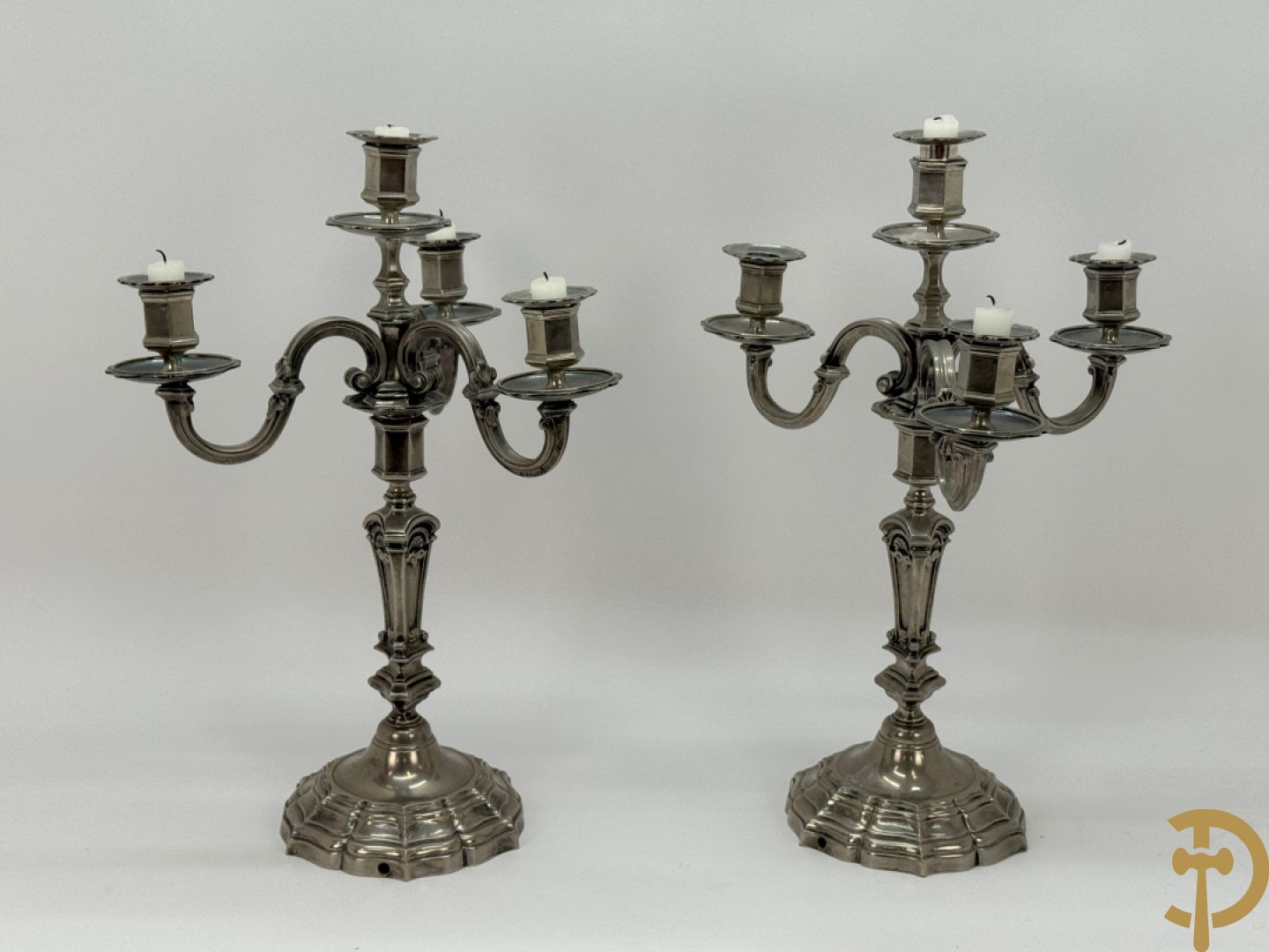 Paar Franse verzilverde metalen vierarmige kandelaars, Louis XIV stijl