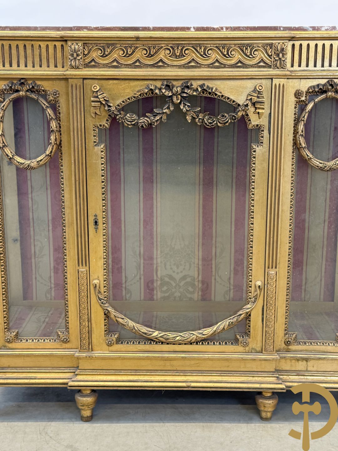 Vergulde Louis XVI vitrine met 3 deuren, cannelures en guirlandes - bovenaan met marmeren blad