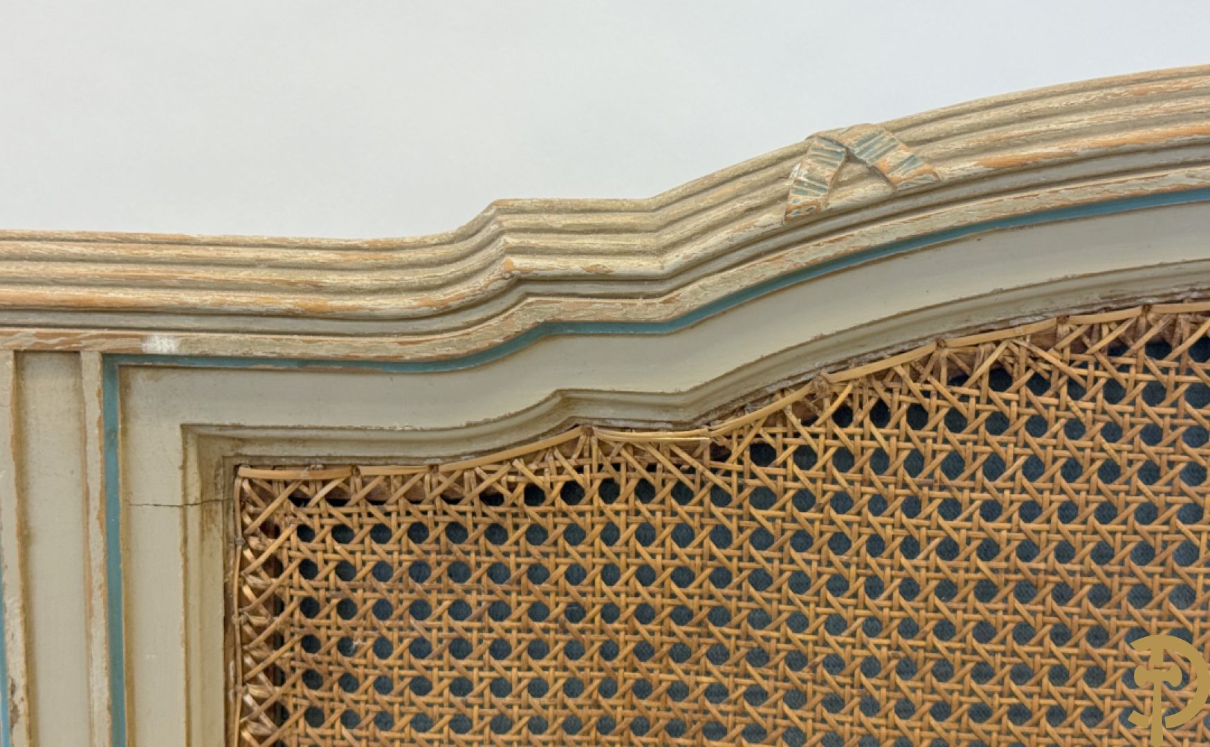 Gepatineerd Louis XVI bed met cannage en guirlandes + 2 muurconsoles met cannage en marmeren blad