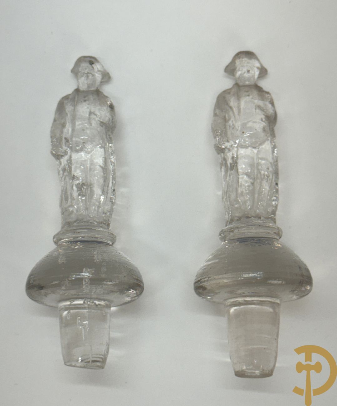 Paar glazen kandelaars in de vorm van de kolom Place de Vendome, bovenaan bezet Napoleon figuren