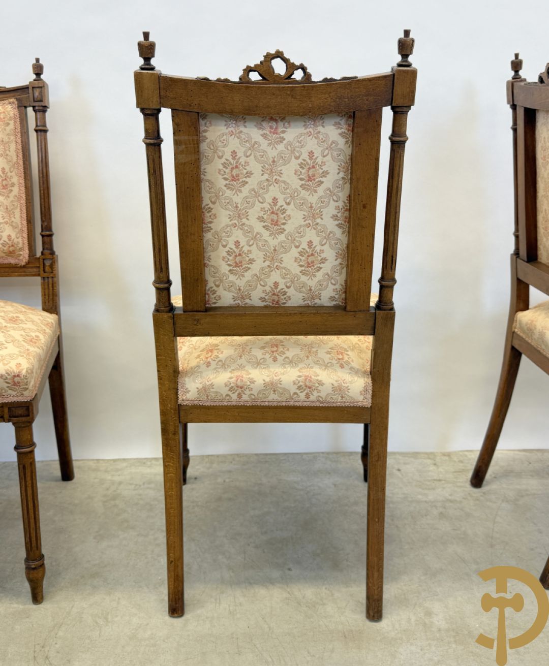 Louis XVI salonensemble bestaande uit canapé, 2 armzetels en 4 stoelen