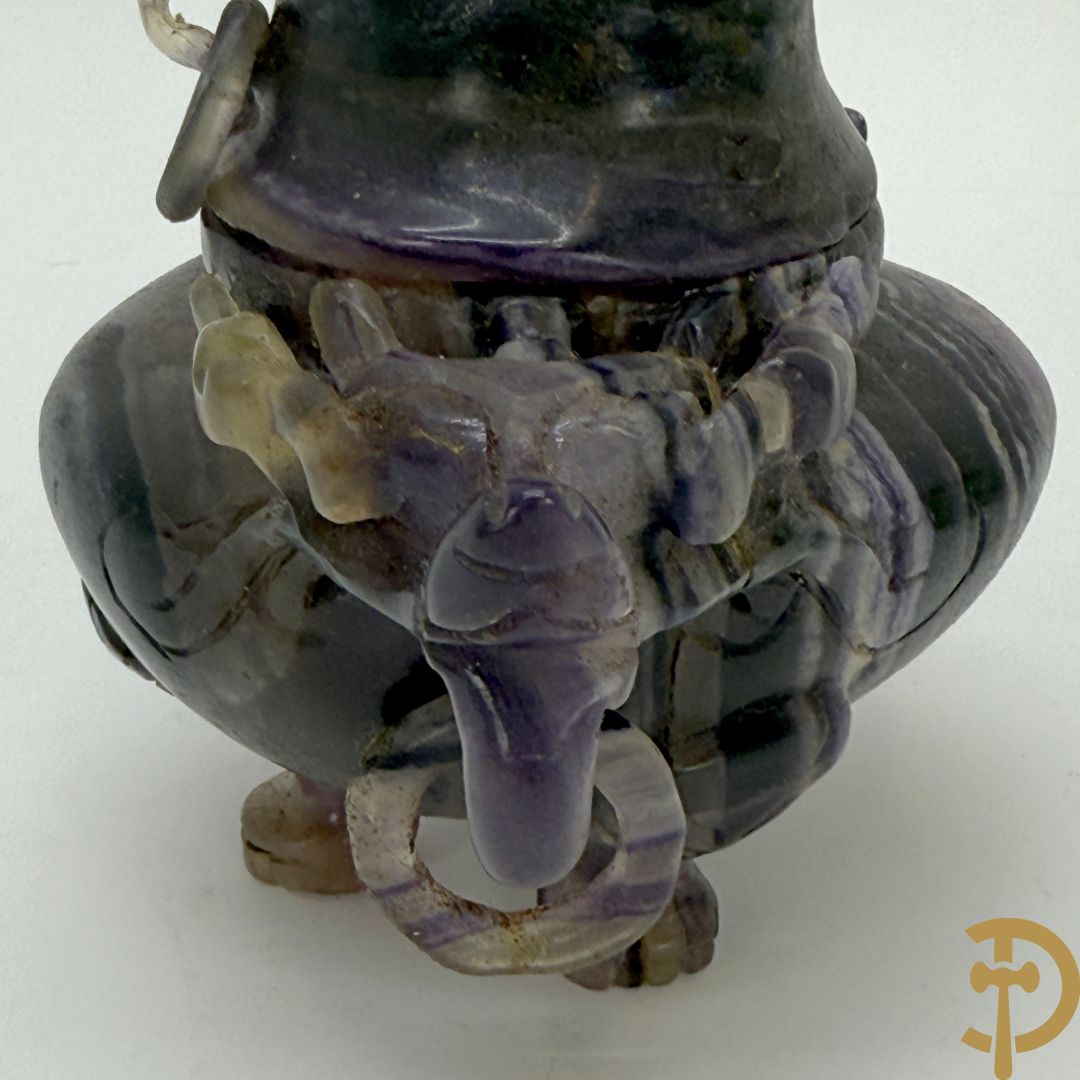 Drie Chinese handgesculpteerde urnes in gesteente met drakendecor (jade, amethist en fluoriet)