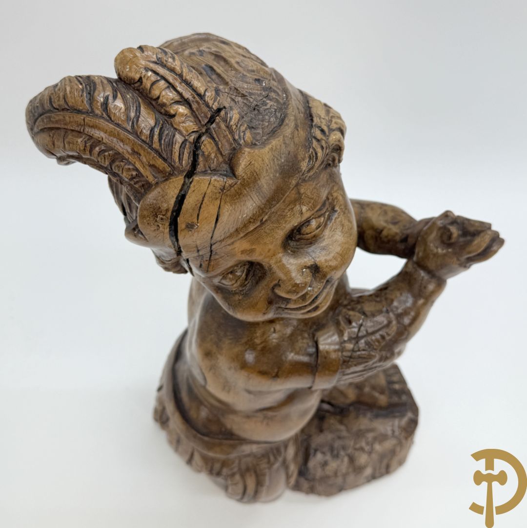 Houtgesculpteerde cupido met gevouwen handen en pluimen