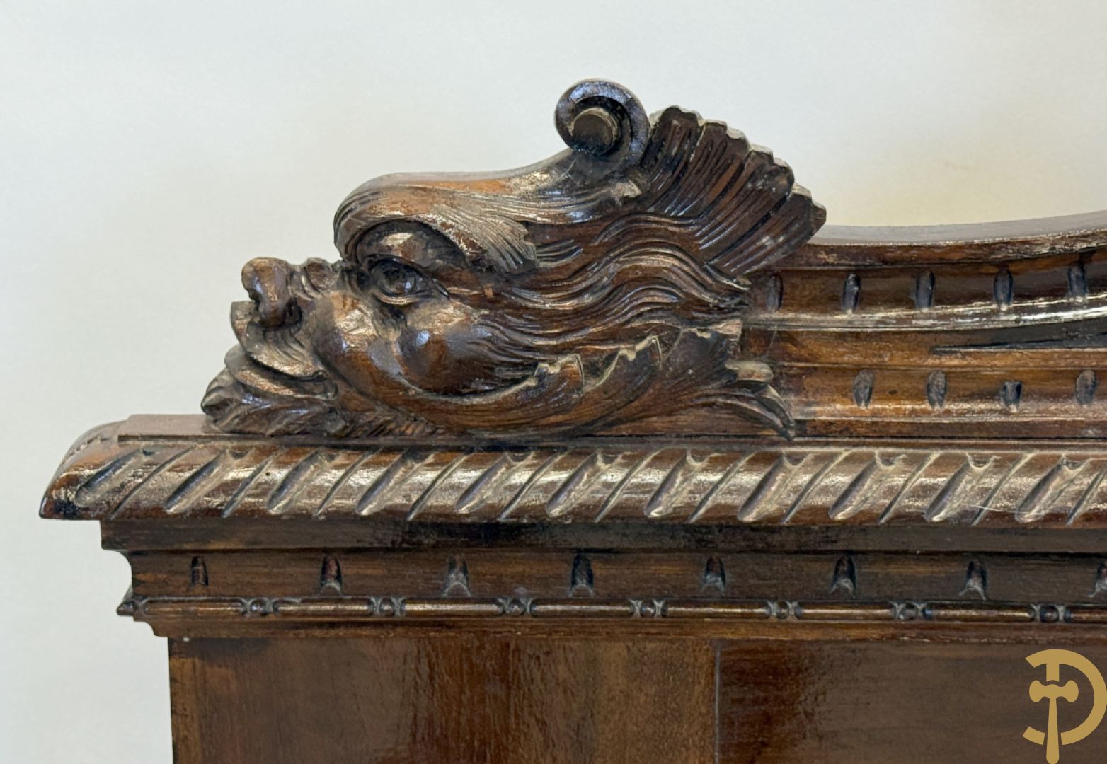 Hall bank met Neo Reniassance sculptuur van cupido
