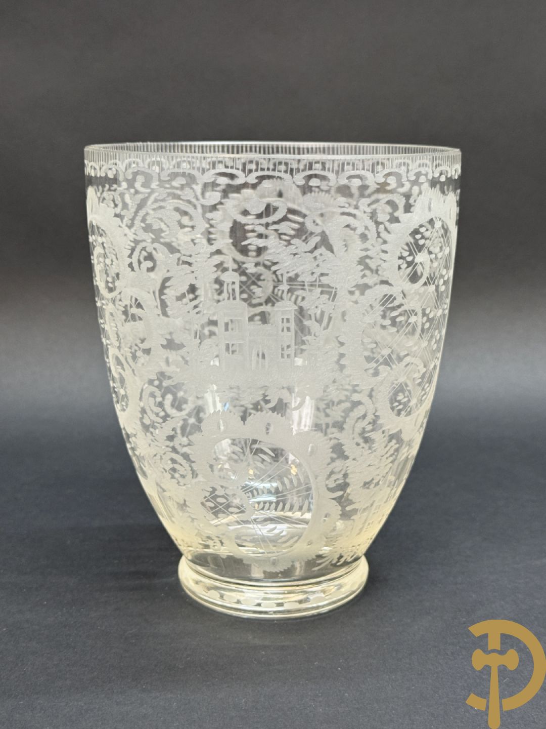 Handgeslepen flessenhouder met dubbel decor van wapenschild en geëtst bloemendecor, gedateerd 1751 + schenkkan met zilveren tuit + 2 coupes + pique fleur + veldfles