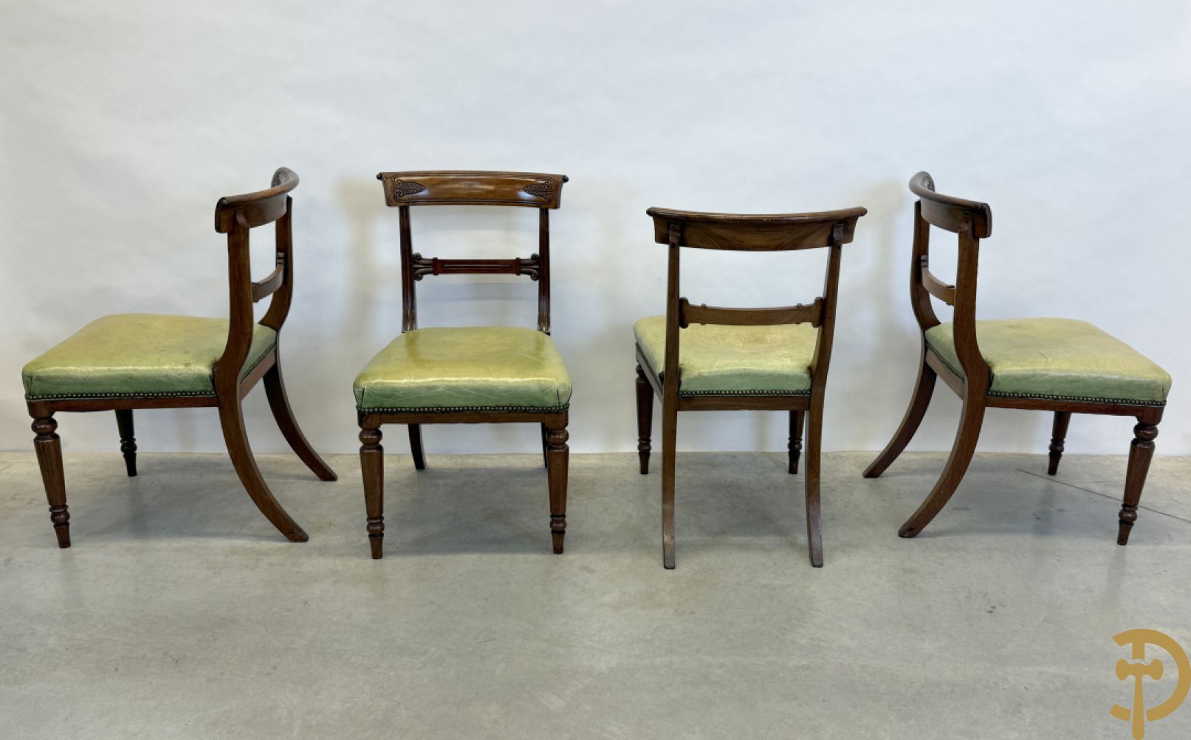 Set Engelse mahoniehouten stoelen met gondelvormige rug en lederen zitting (2 armzetels en 4 stoelen)