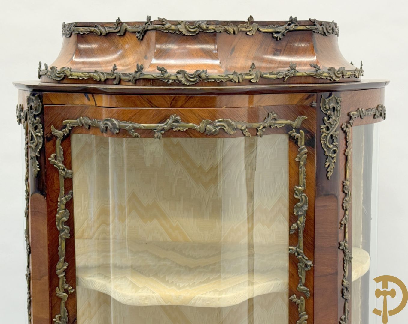 Notelaren Louis XV vitrine met gebogen glas, bezet met bronsbeslag en onderaan met bloemenmarketterie