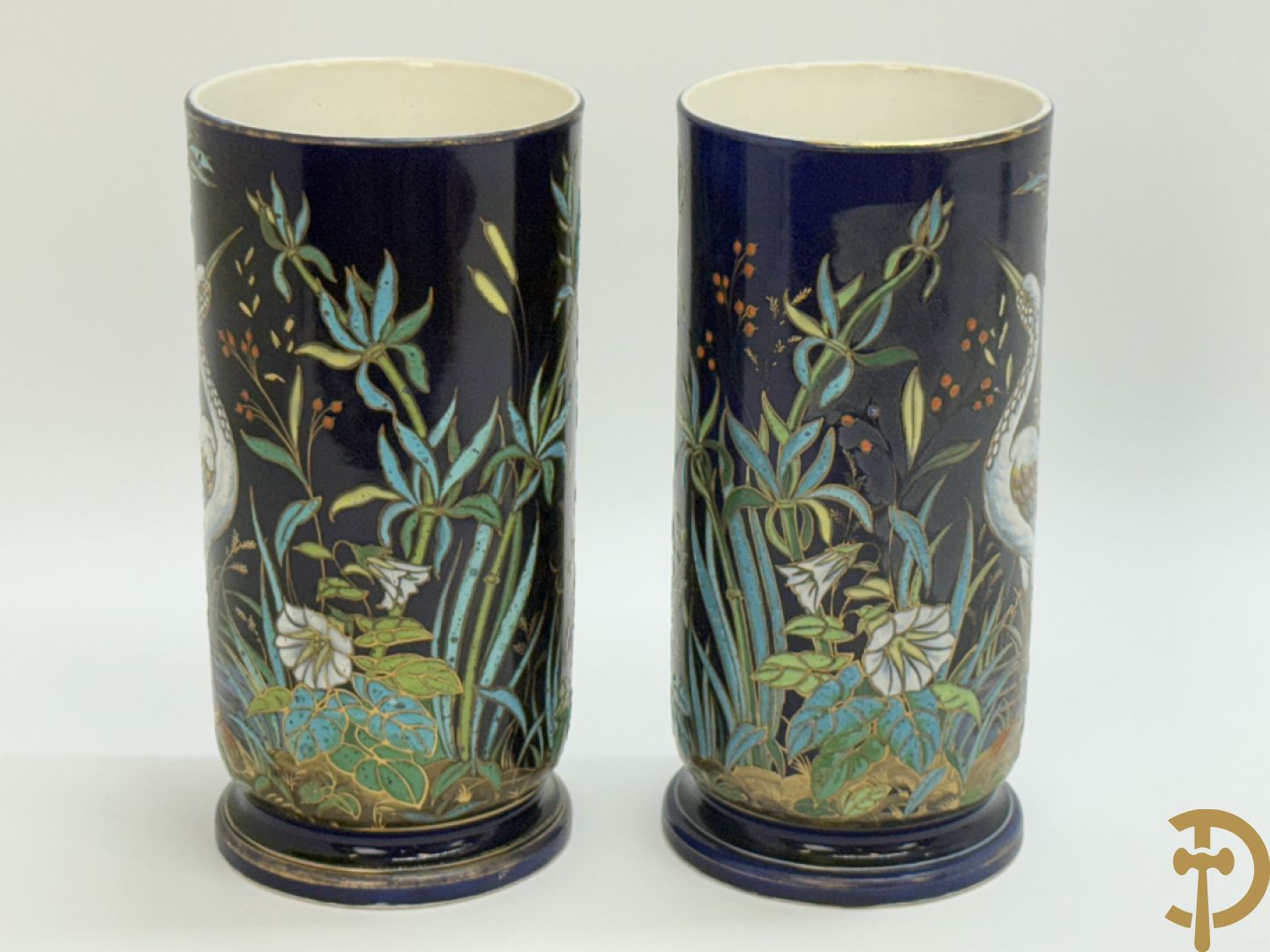 Paar vazen in gekleurde faience met decor van ooievaars in natuurlandschap