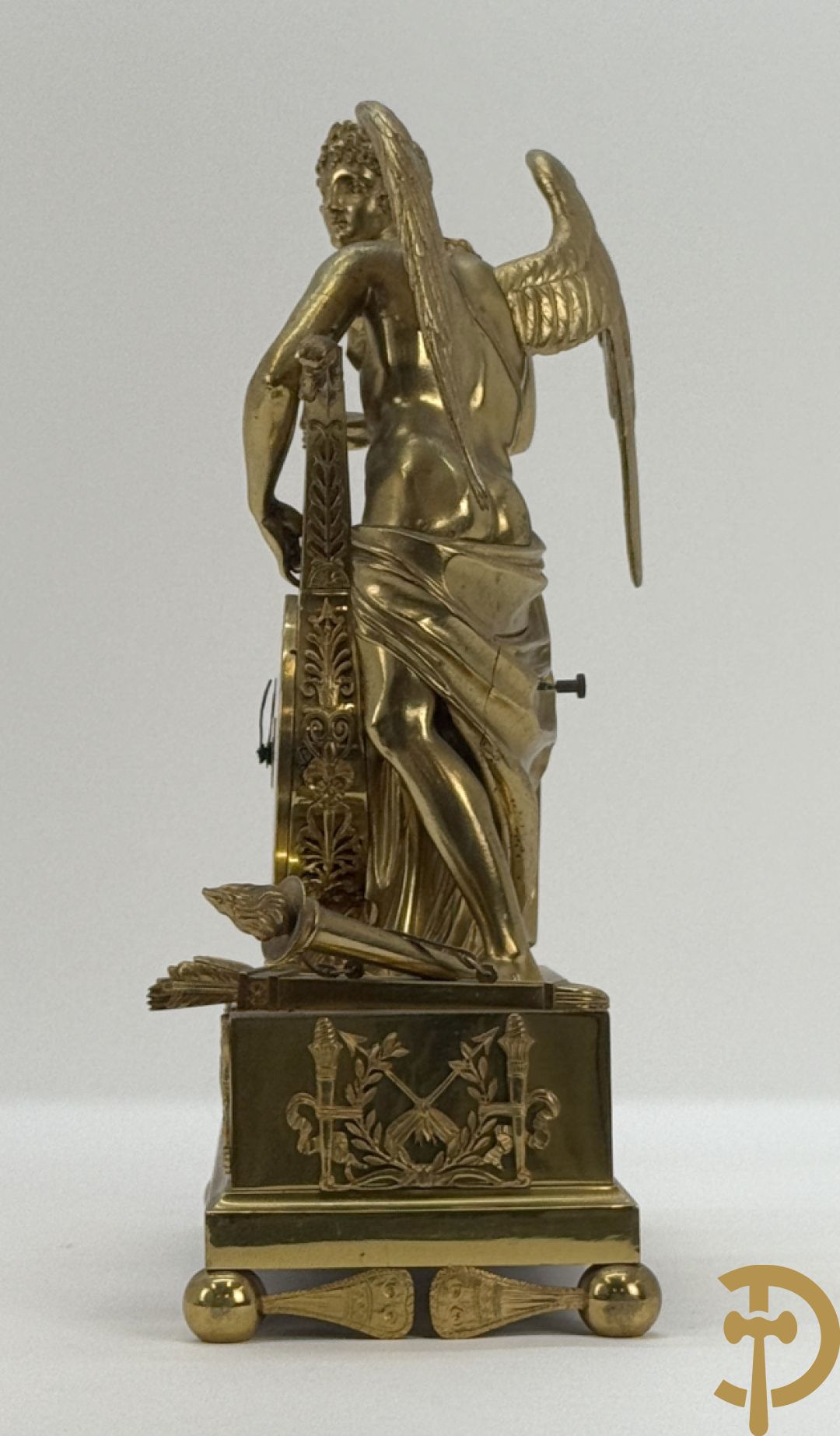 Vuurvergulde Franse bronzen Empire stijl pendule, harpvormige horloge met gevleugelde Griekse mythologische figuur, Erso die zijn lier bespeelt - Deniere et E. Mattelin, Fabricants de Bronze