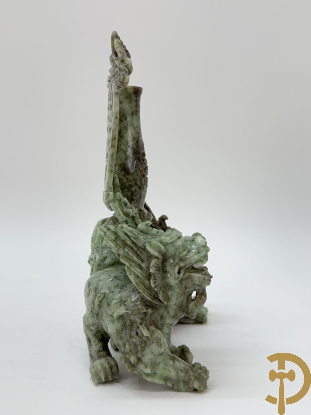 Sculptuur in speksteen van natuurtafereel met vogels en pioenrozen + speksteen sculptuur tafereel van 2 fo honden en vaas