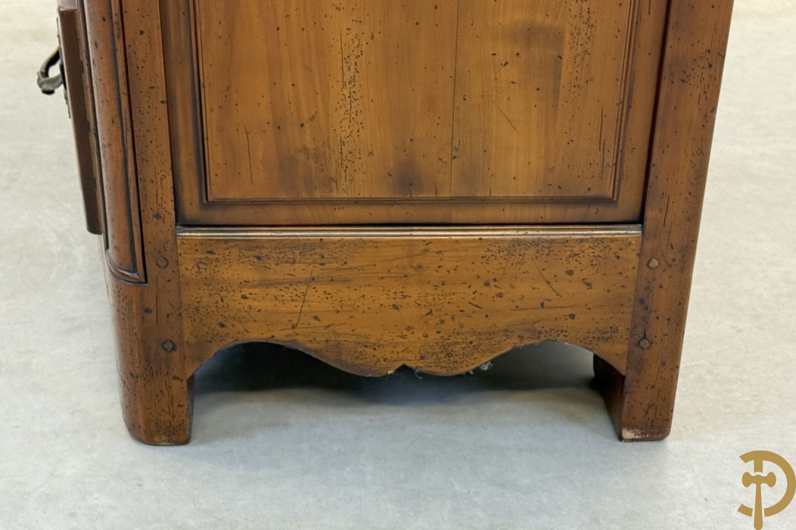 Gebogen kerselaren vierladencommode met koperen Louis XV trekkers, achteraan geëstampilleerd Richelieu Art & Meubels de France