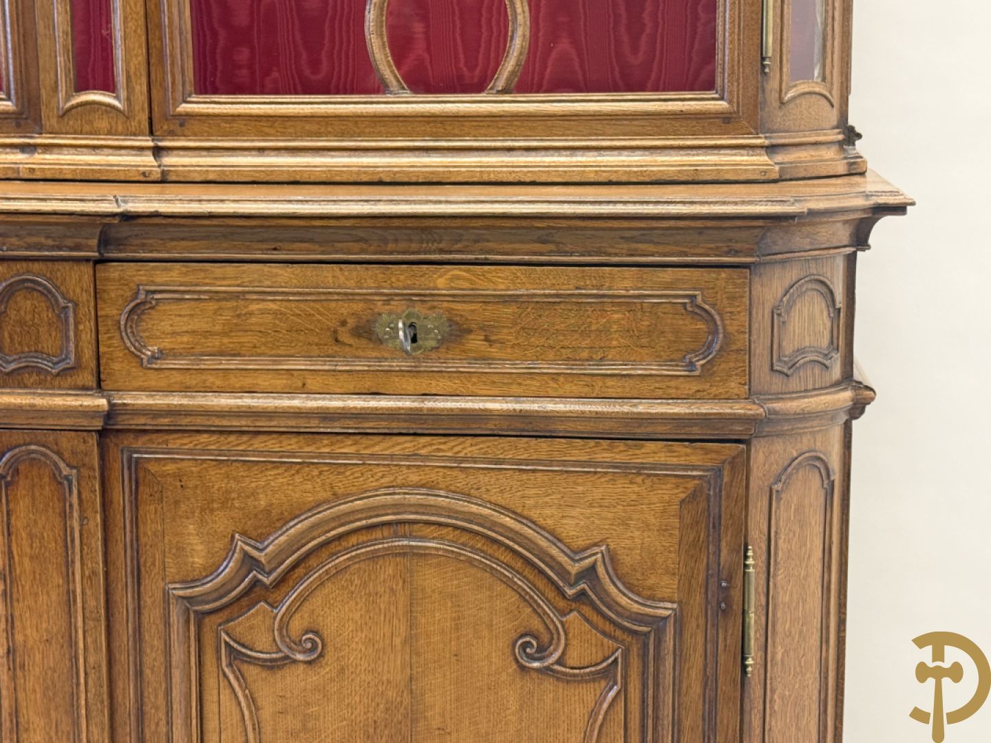 Massief eiken Luikse vitrinekast, boven met 2 beglaasde deuren en gebogen kop, Louis XV stijl, 18e