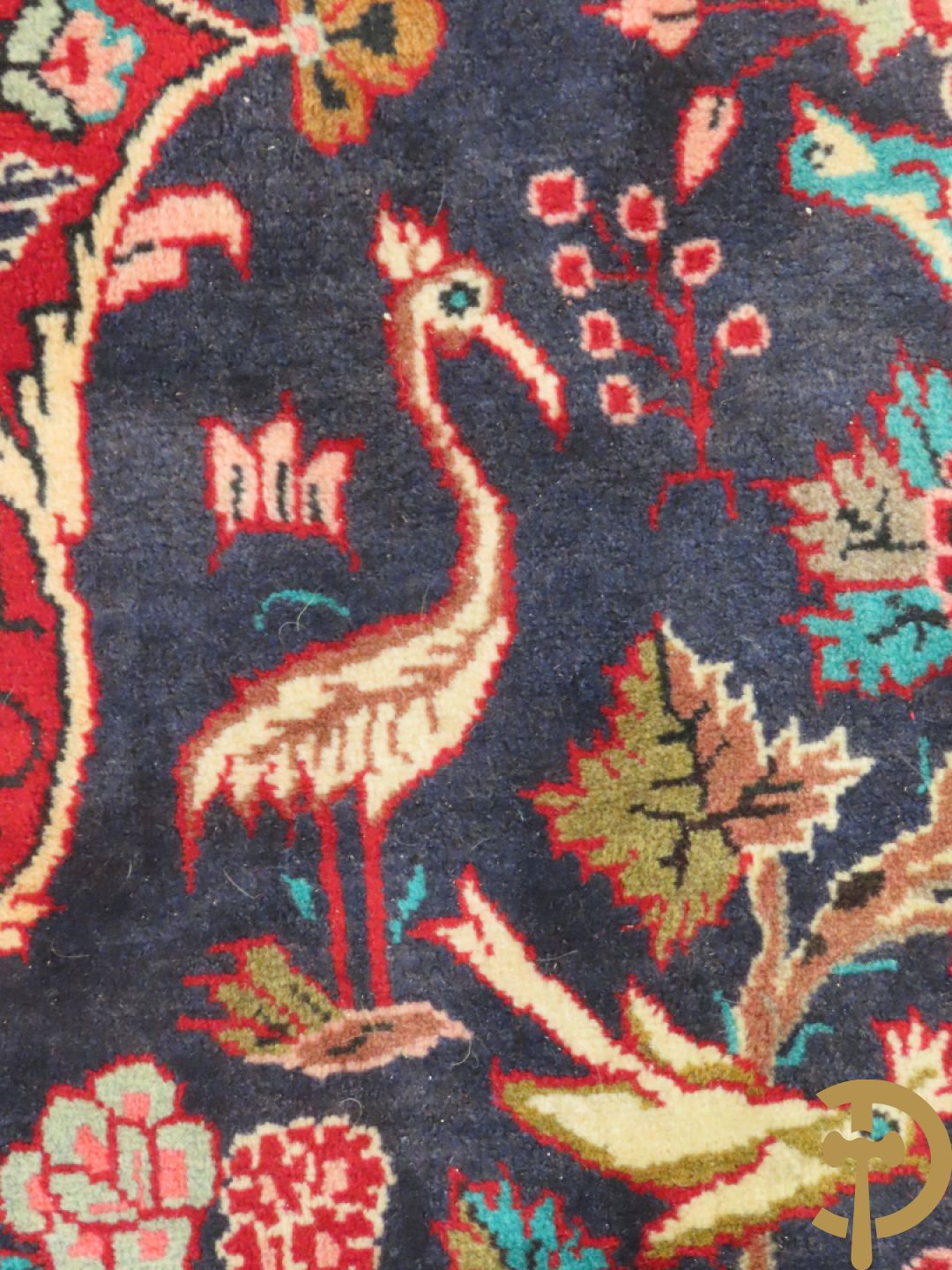 Oosters handgeknoopt tapijt met centraal decor omgeven door dierenmotieven
