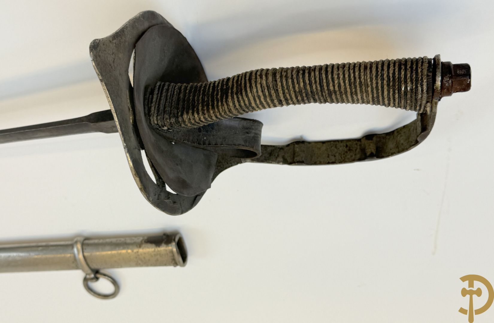 Duitse epee met gegraveerd handvat in schede