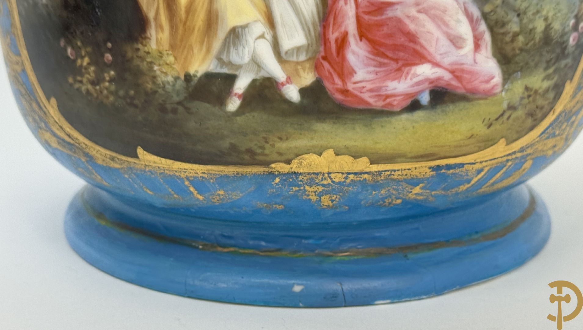 Sèvres cachepot met dubbel decor van handbeschilderde romantische dames en bloemendecor + cachepot in Frans porselein met bloemendecor gevat in bronzen houder + Limoges medici vaas met zwanehalzen