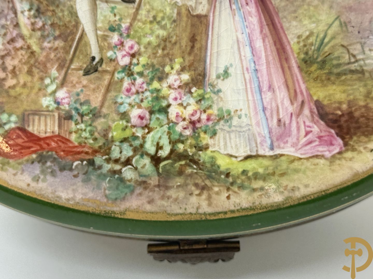Ovale handbeschilderde porseleinen dekseldoos met landschapsdecor met geanimeerde romantische scène op groene fond met vergulde guirlandes, Poite Ven getekend - onderaan gemerkt Sèvres Chateau des Tuilleries