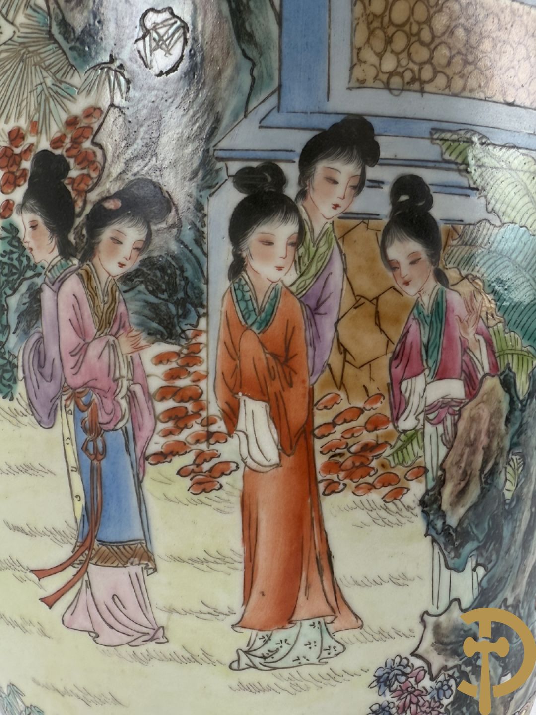 Chinese porseleinen vaas met geanimeerd decor van dames in tempels en landschap - omgebouwd als lampadaire