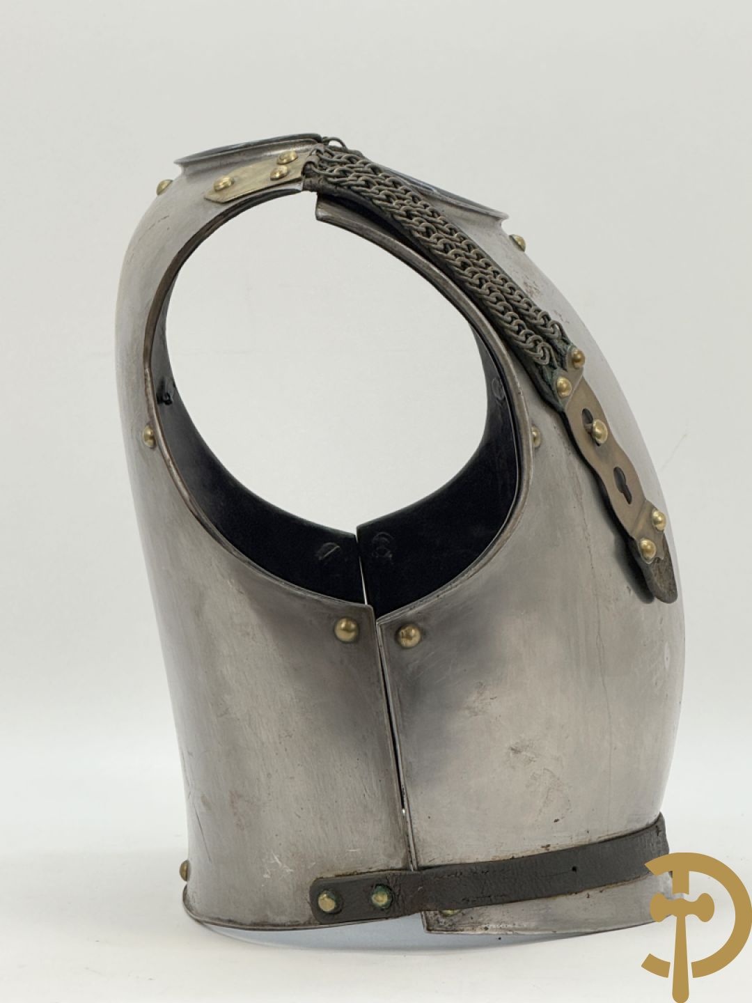 Frans metalen borststuk/ kuras voor de cavalerie met lederen riem en koperen stukken, Manufacture de Klingenthal 1828, 19e